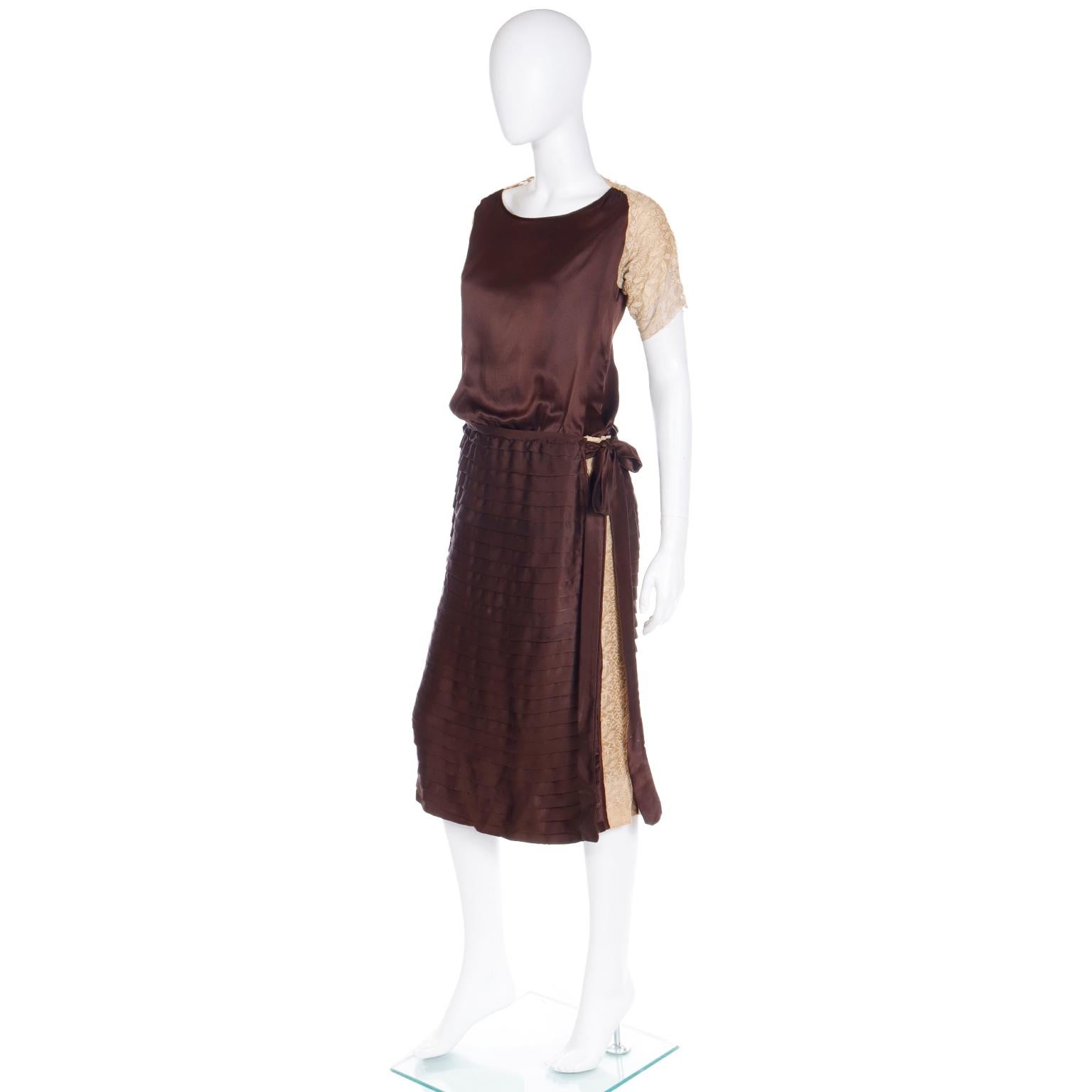 Vintage 1920s Brown Horizontally Pleated Silk Dress With Lace Detail In Good Condition For Sale In Portland, OR