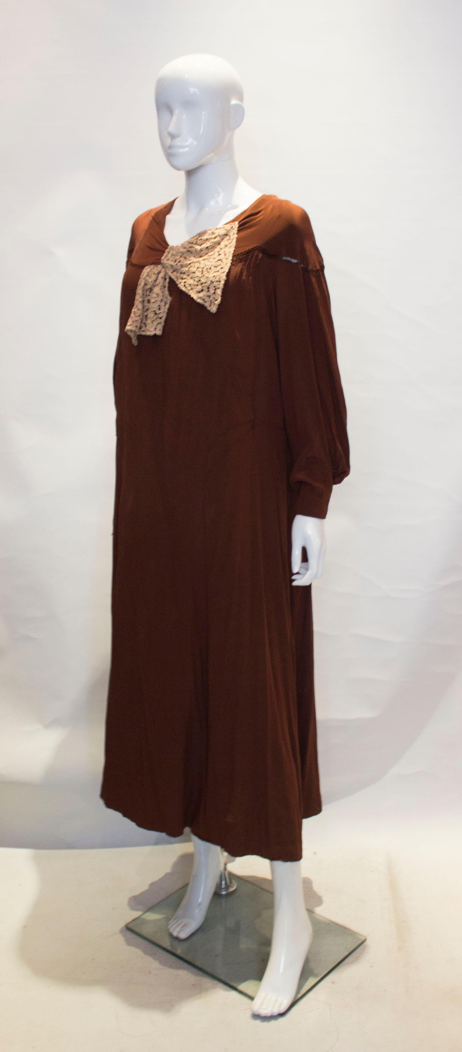 Noir Robe en soie marron vintage des années 1920 en vente