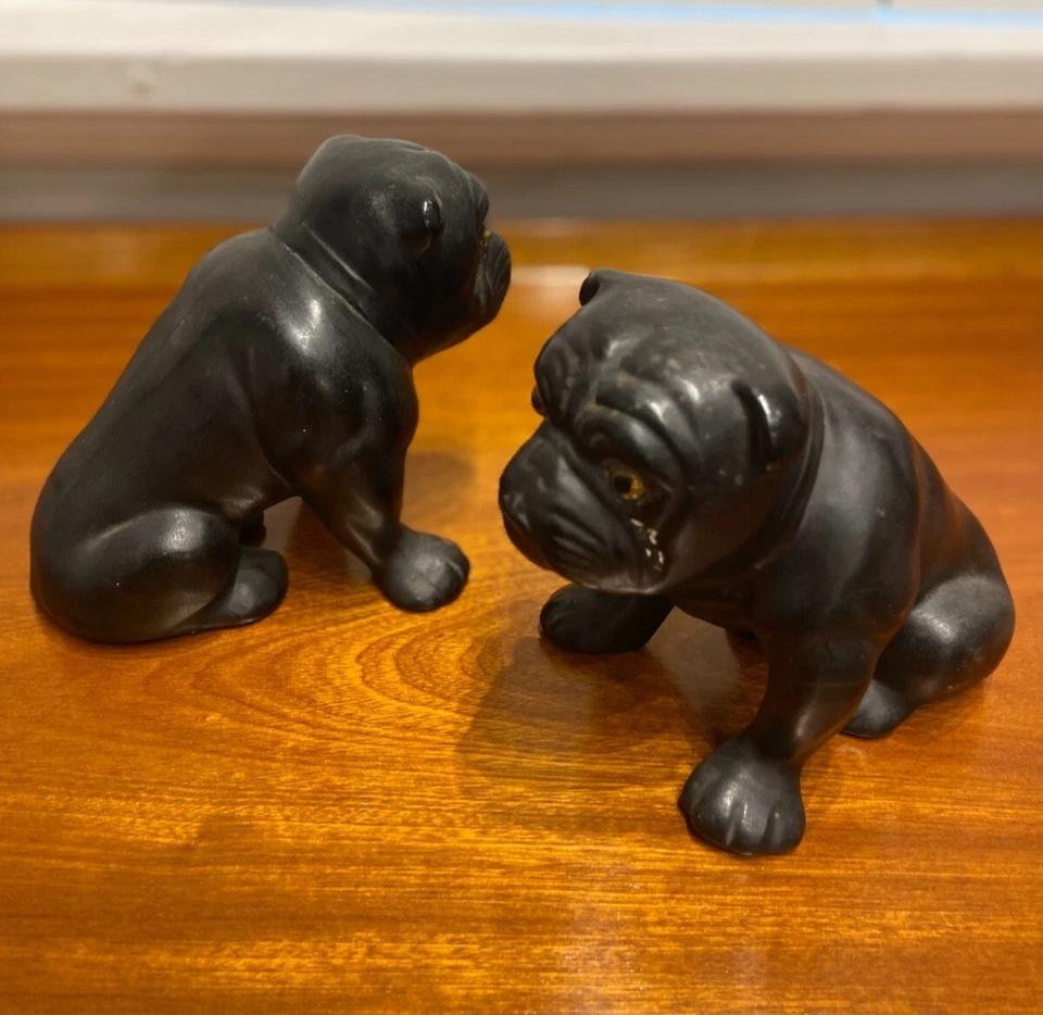 Una coppia di figure di bulldog inglese del 1920. 

Questa coppia di ornamenti decorativi vintage è un esempio di ceramica fatta a mano, realizzata in Inghilterra.

In eccellenti condizioni vintage. Can può essere venduto separatamente, contattaci