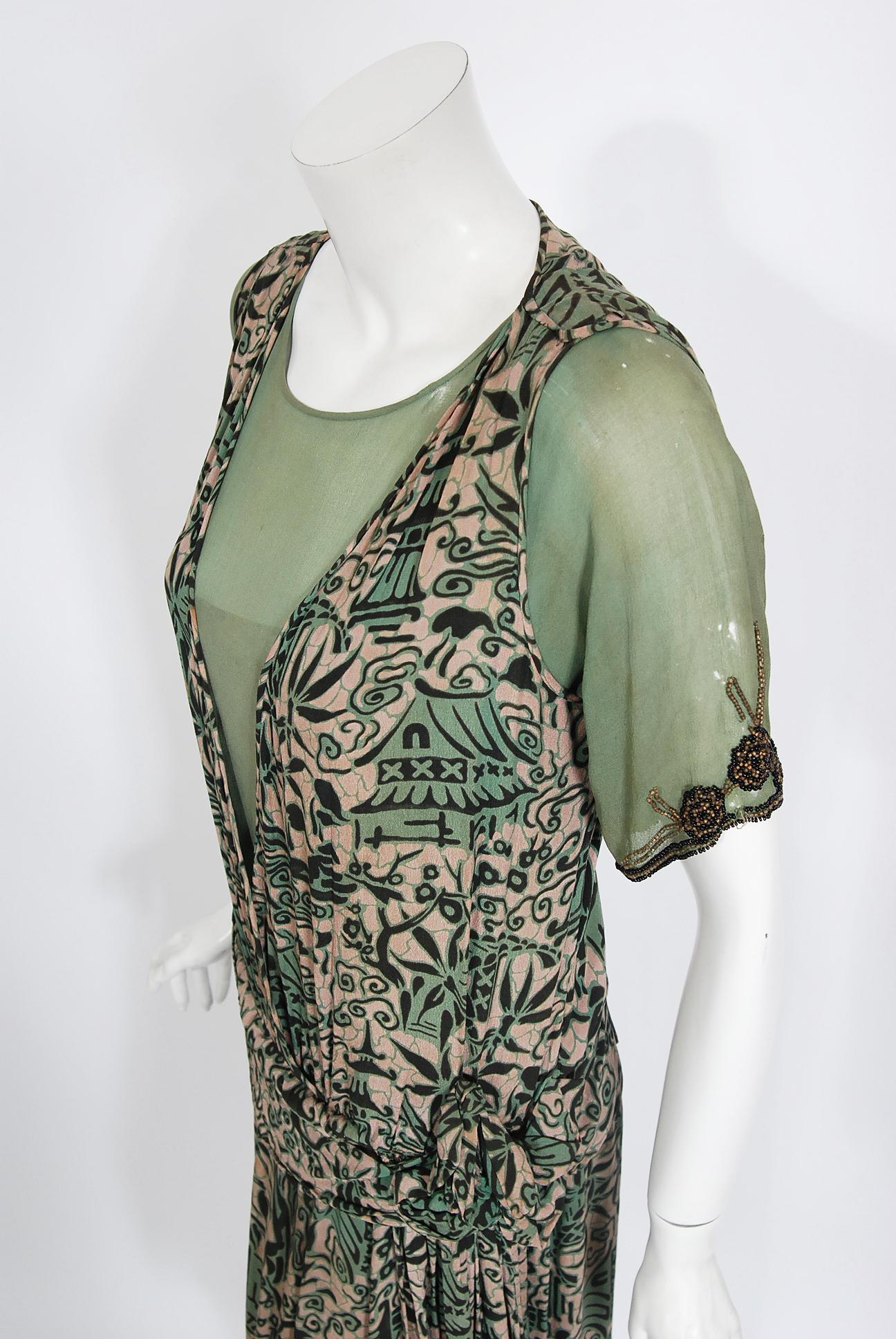 Vintage 1920's Seafoam Green Scenic Print Seide & Perlen Chiffon Art-Deco Kleid im Zustand „Relativ gut“ im Angebot in Beverly Hills, CA