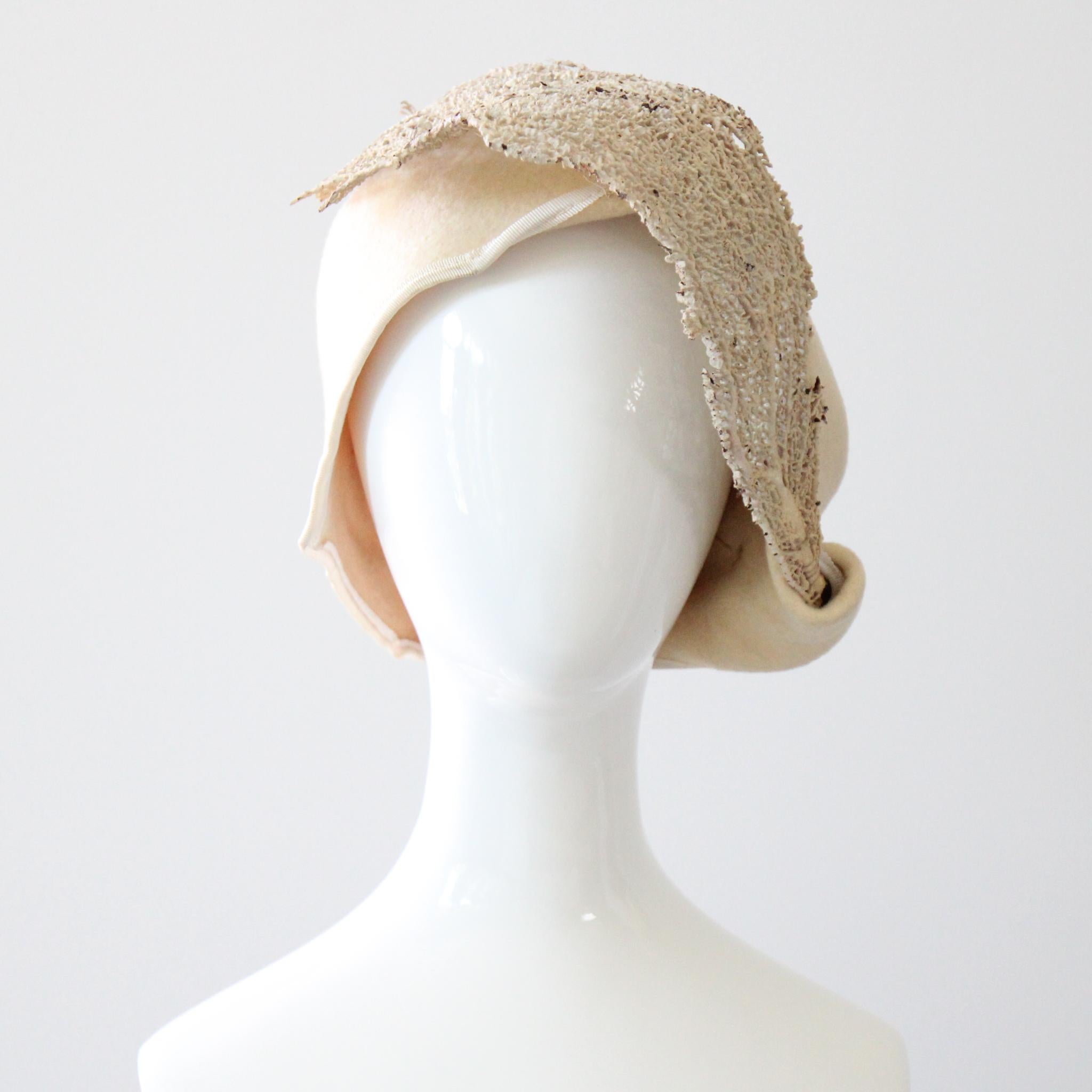 Vintage 1920's Creme Filz Cloche Hut Meer Fan Koralle Roaring 20s Cloche Hut (Beige) im Angebot