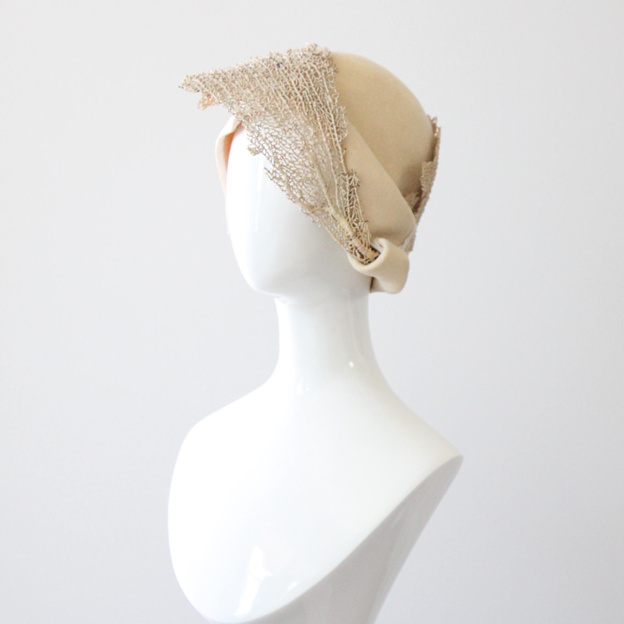 Vintage 1920's Creme Filz Cloche Hut Meer Fan Koralle Roaring 20s Cloche Hut im Zustand „Gut“ im Angebot in Cheltenham, GB