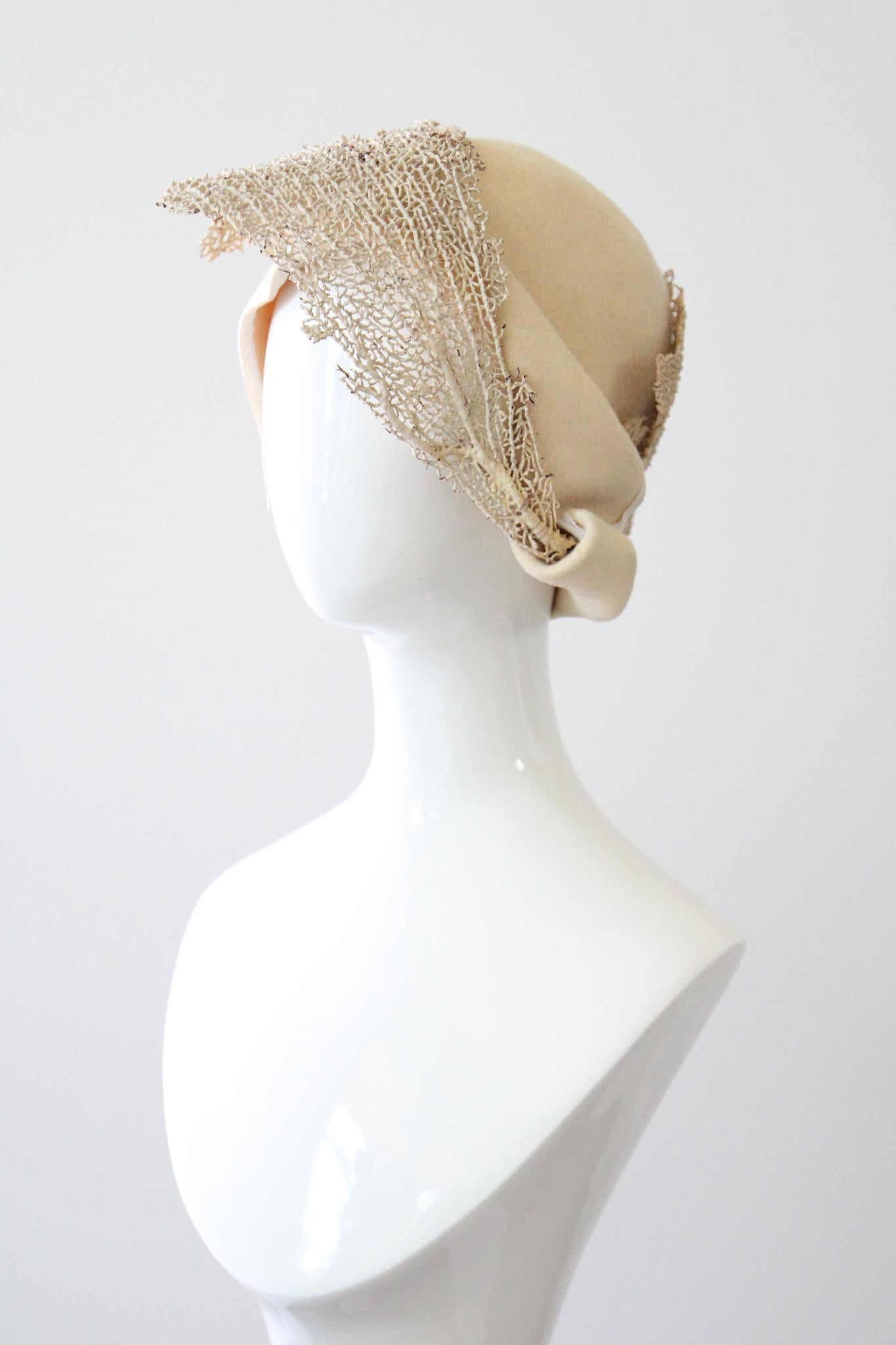 Vintage 1920's Creme Filz Cloche Hut Meer Fan Koralle Roaring 20s Cloche Hut für Damen oder Herren im Angebot