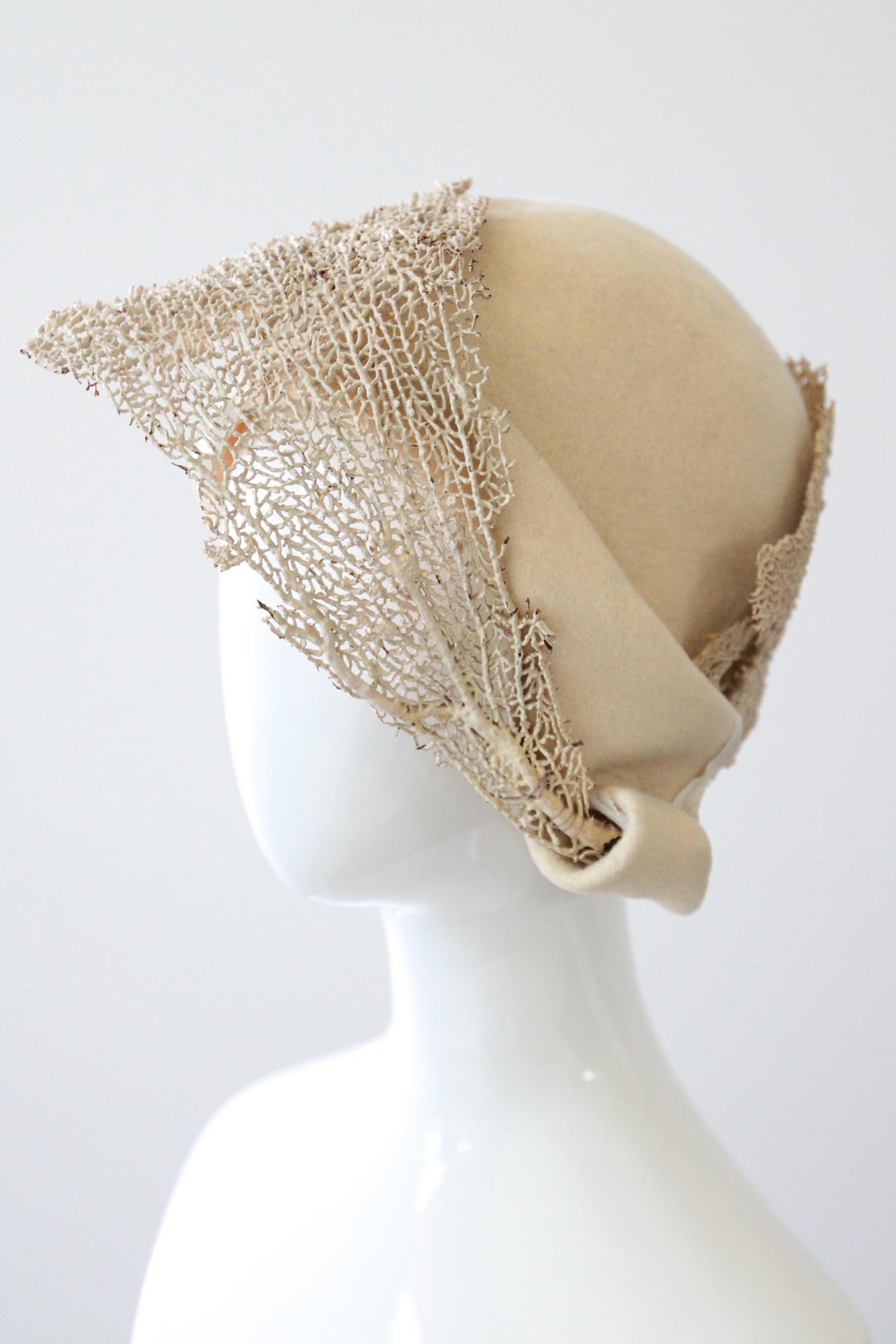 Vintage 1920's Creme Filz Cloche Hut Meer Fan Koralle Roaring 20s Cloche Hut im Angebot 1
