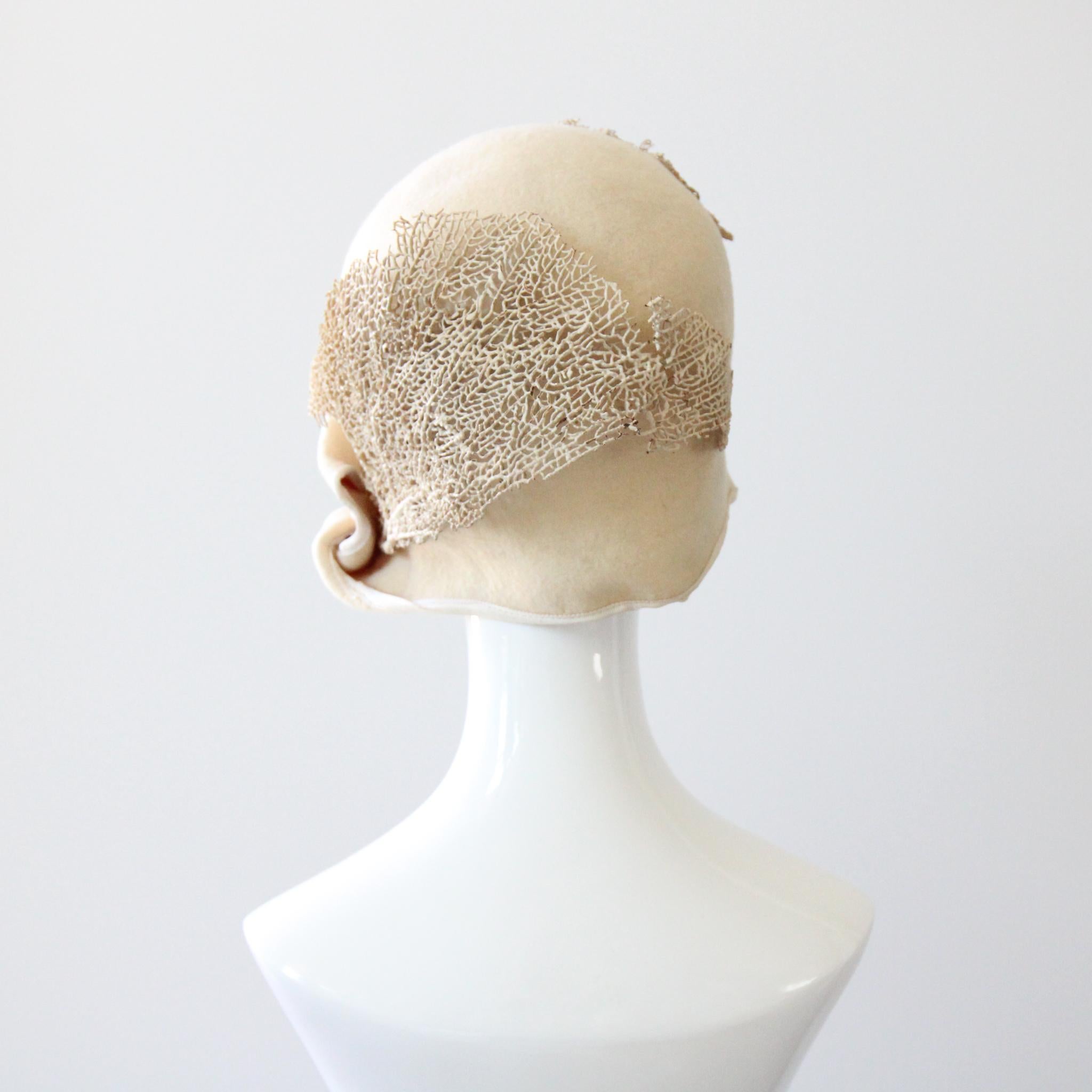 Vintage 1920's Creme Filz Cloche Hut Meer Fan Koralle Roaring 20s Cloche Hut im Angebot 4