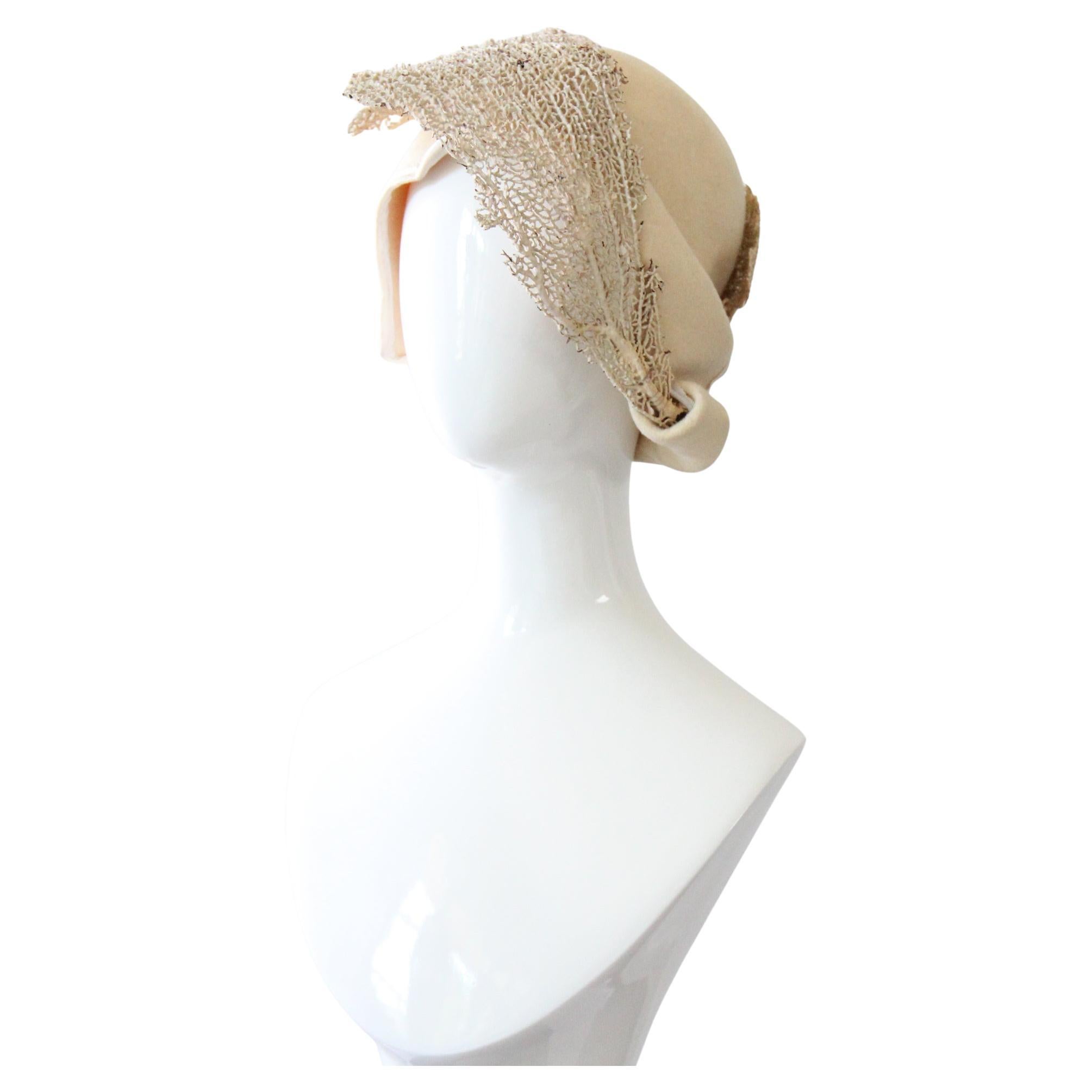 Vintage 1920's Creme Filz Cloche Hut Meer Fan Koralle Roaring 20s Cloche Hut