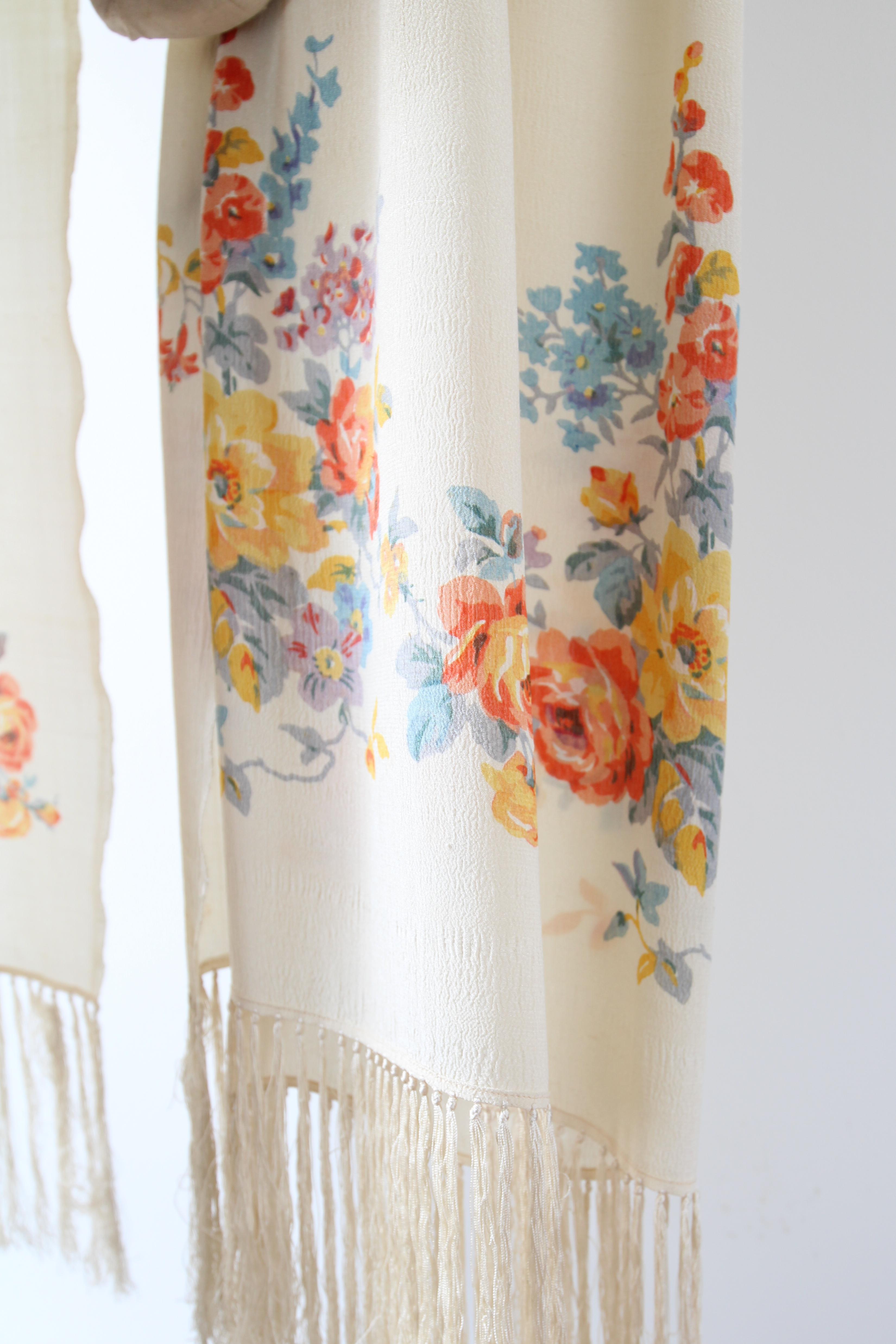 Vintage 1920's cream silk floral shawl silk fringing knotted shawl For Sale 5