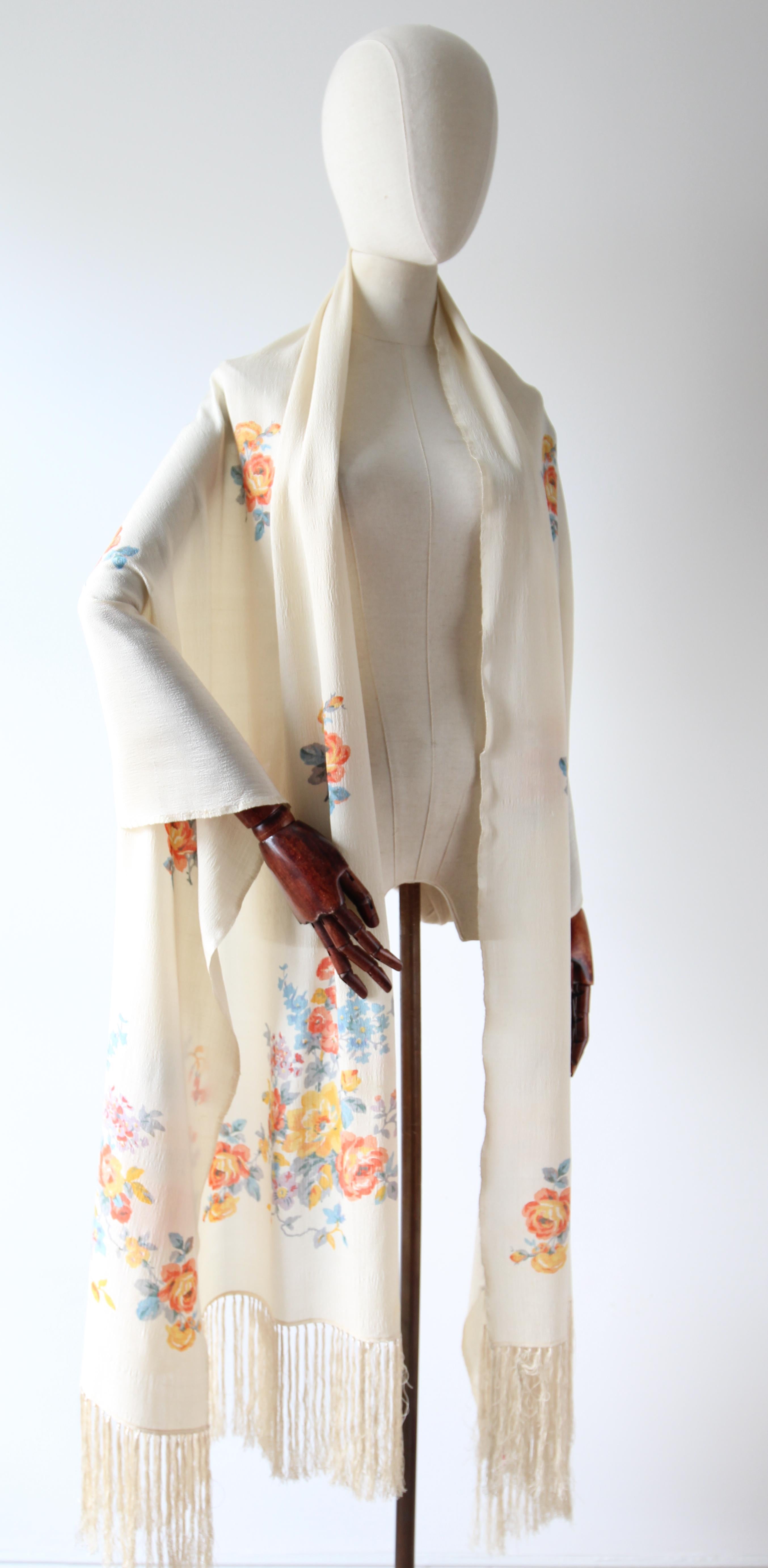 Vintage 1920's cream silk floral shawl silk fringing knotted shawl In Good Condition For Sale In Cheltenham, GB