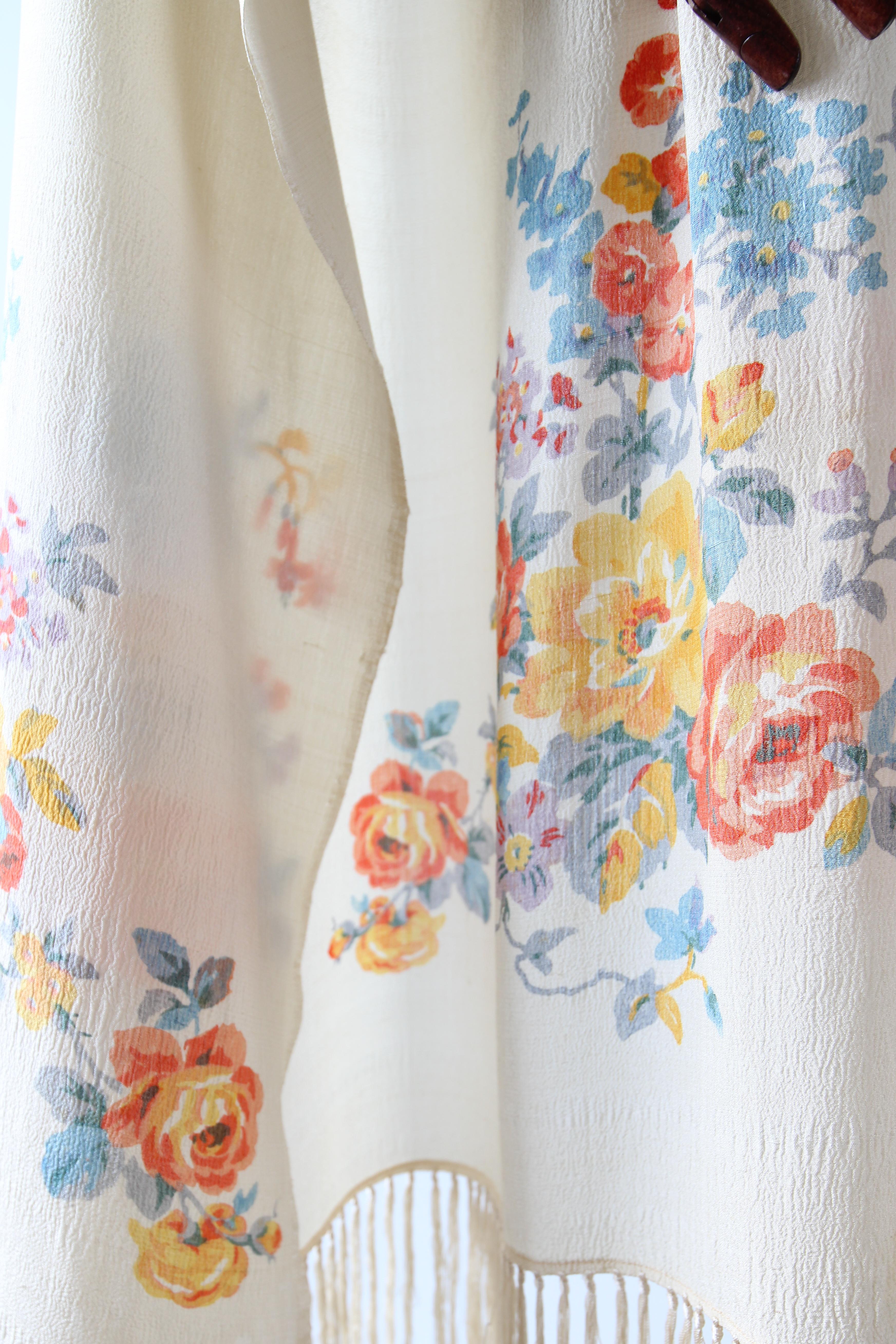 Women's or Men's Vintage 1920's cream silk floral shawl silk fringing knotted shawl For Sale