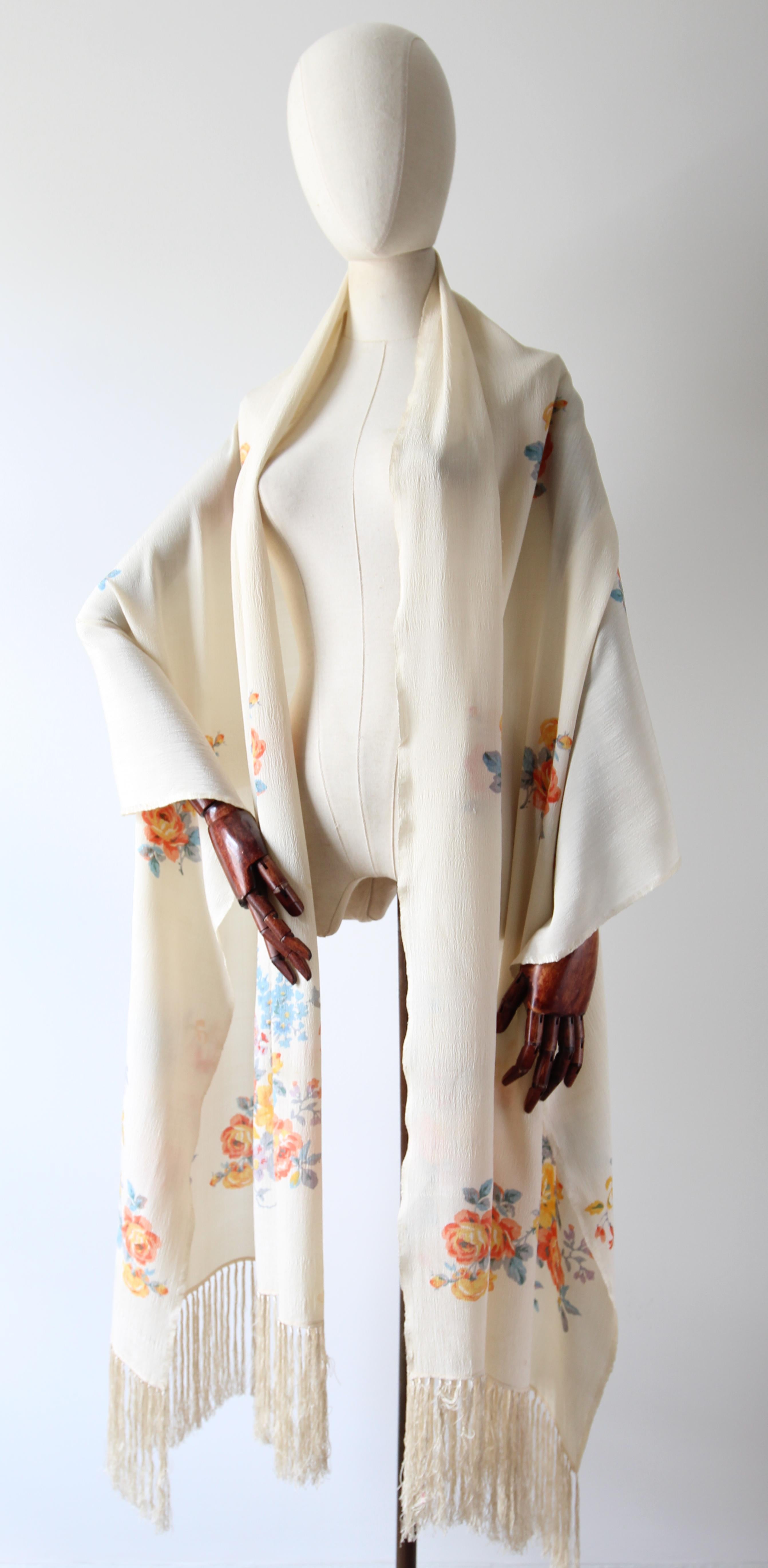 Vintage 1920's cream silk floral shawl silk fringing knotted shawl For Sale 2