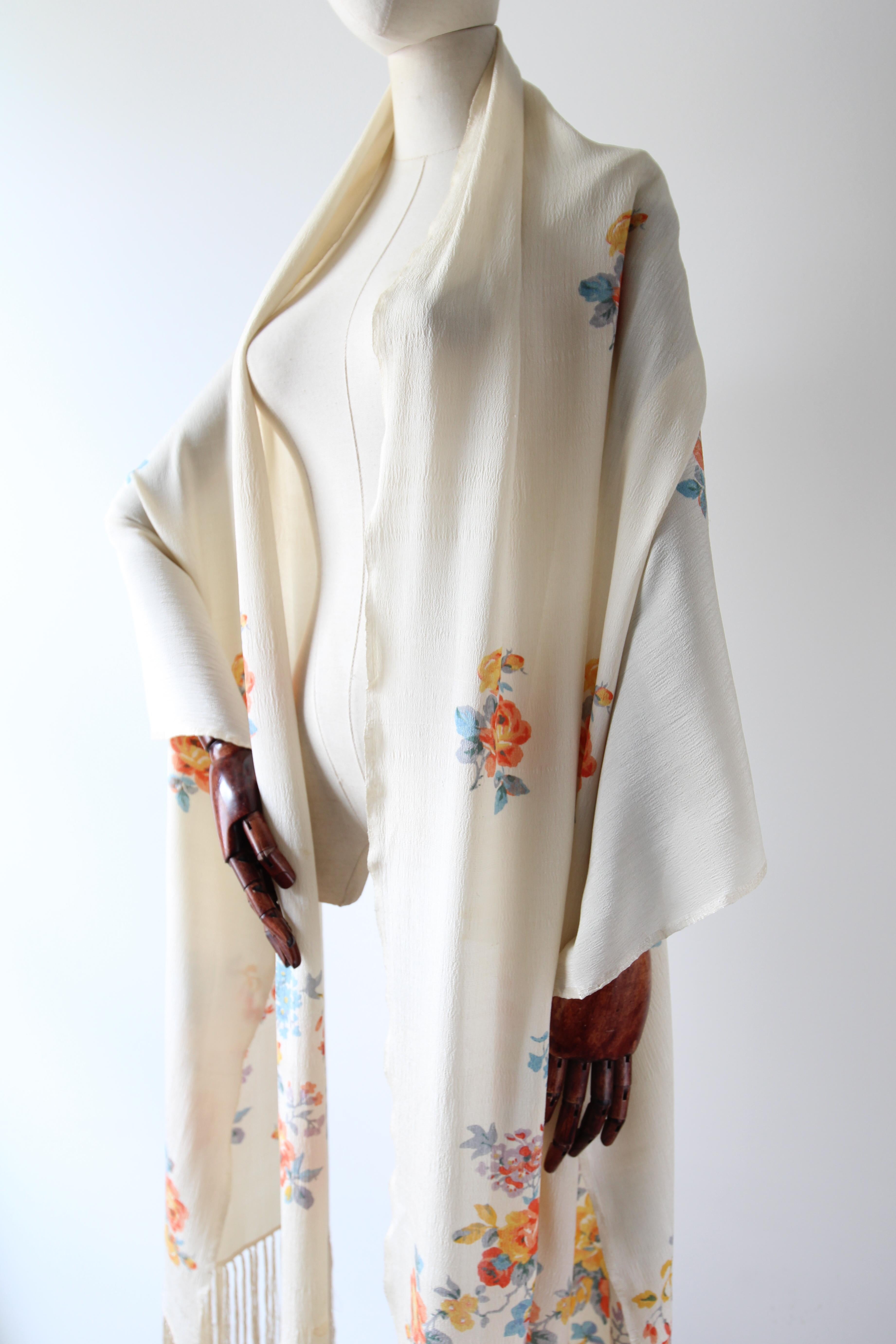 Vintage 1920's cream silk floral shawl silk fringing knotted shawl For Sale 3
