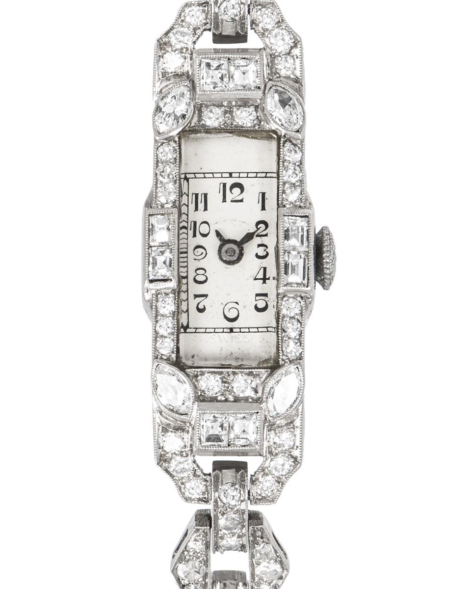 Platin-Diamantbesetzte Cocktail Vintage Damenarmbanduhr, silbernes Zifferblatt mit arabischen Zahlen, feste Platinlünette besetzt mit ca. 16 runden Diamanten, ca. 8 quadratischen Diamanten und 4 Diamanten im Marquise-Schliff, Platinbandanstöße