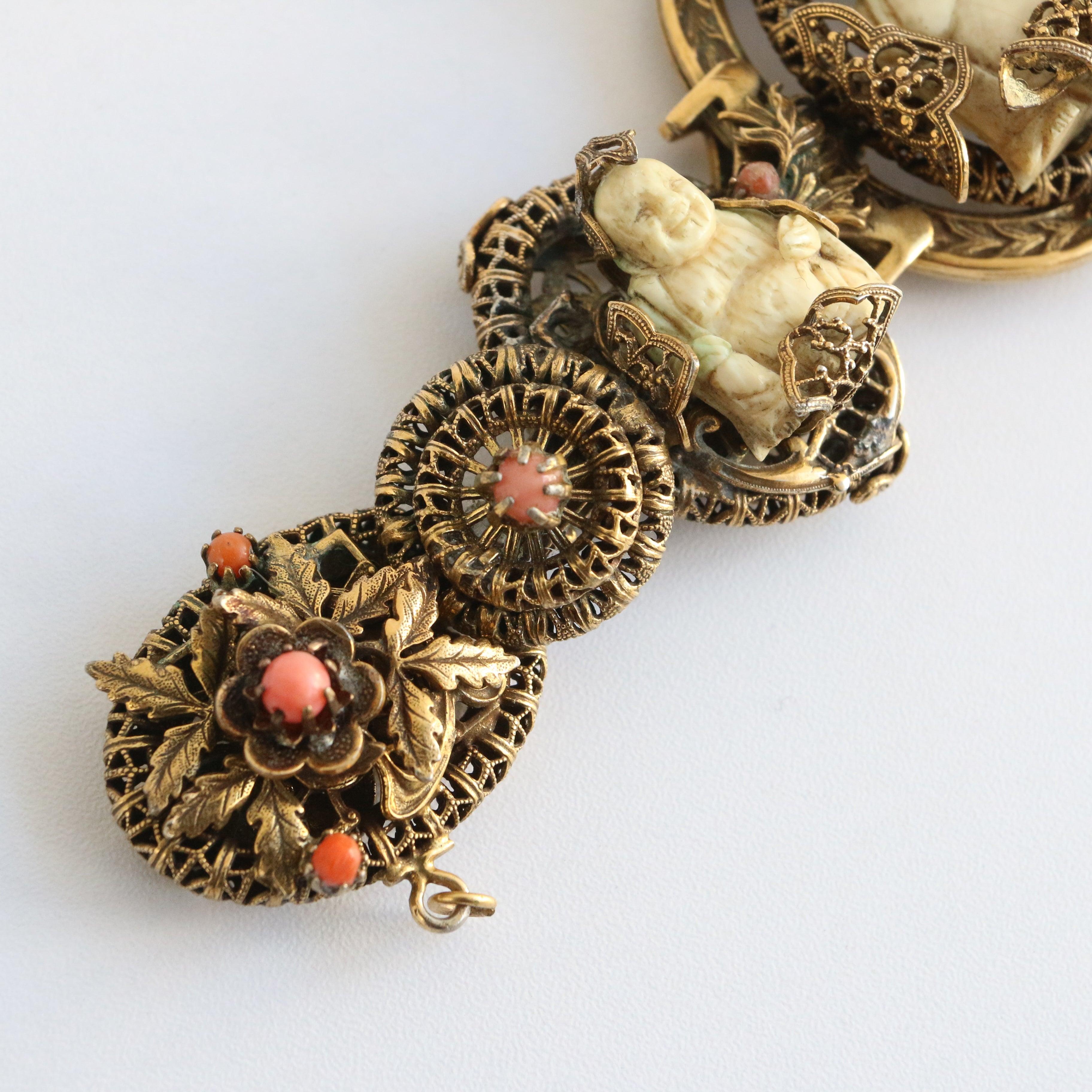 Vintage 1920's Filigree Brass & Coral Trikaya Buddha Bracelet In Good Condition For Sale In Cheltenham, GB