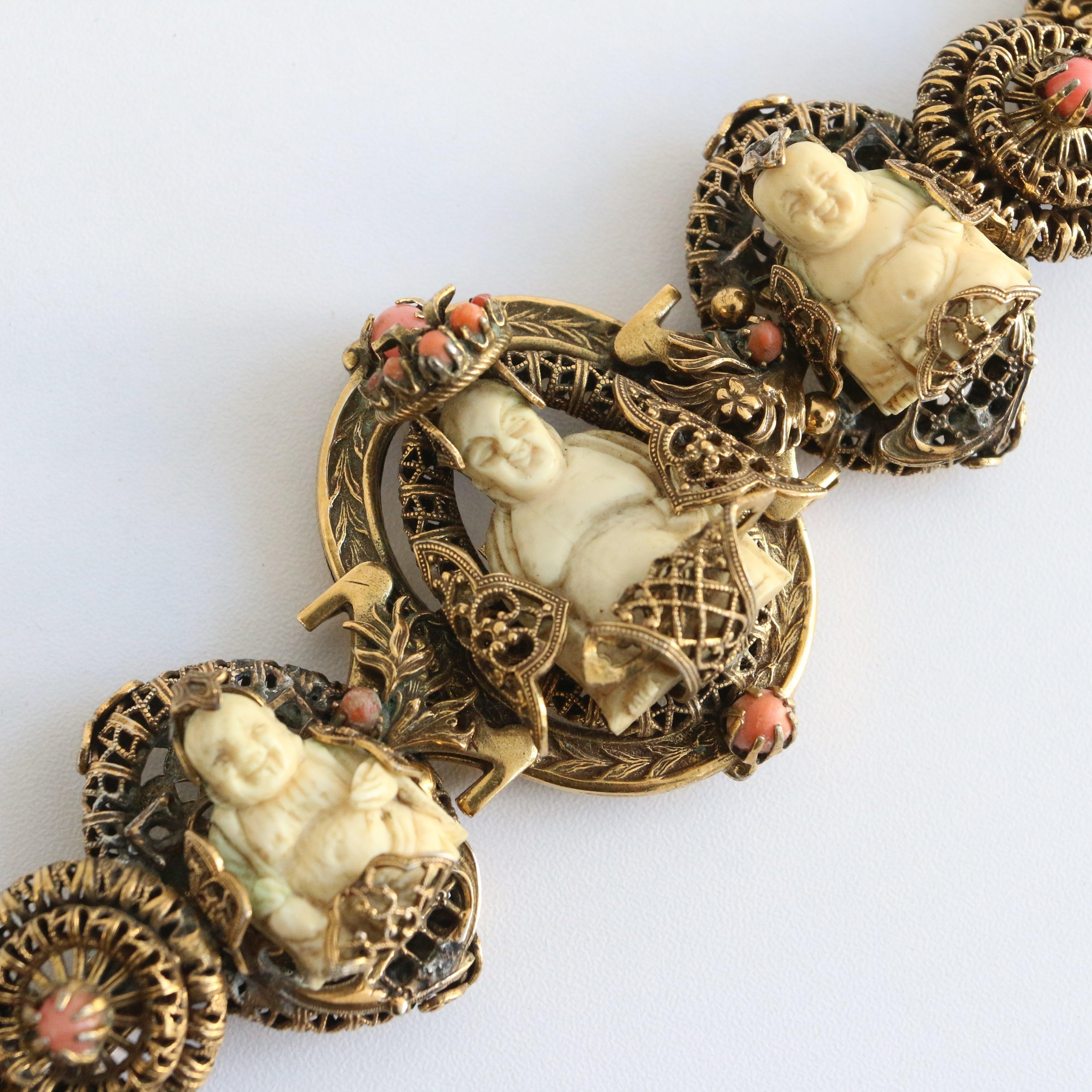 Bracelet Bouddha Trikaya vintage en laiton filigrane et corail, années 1920 en vente 2