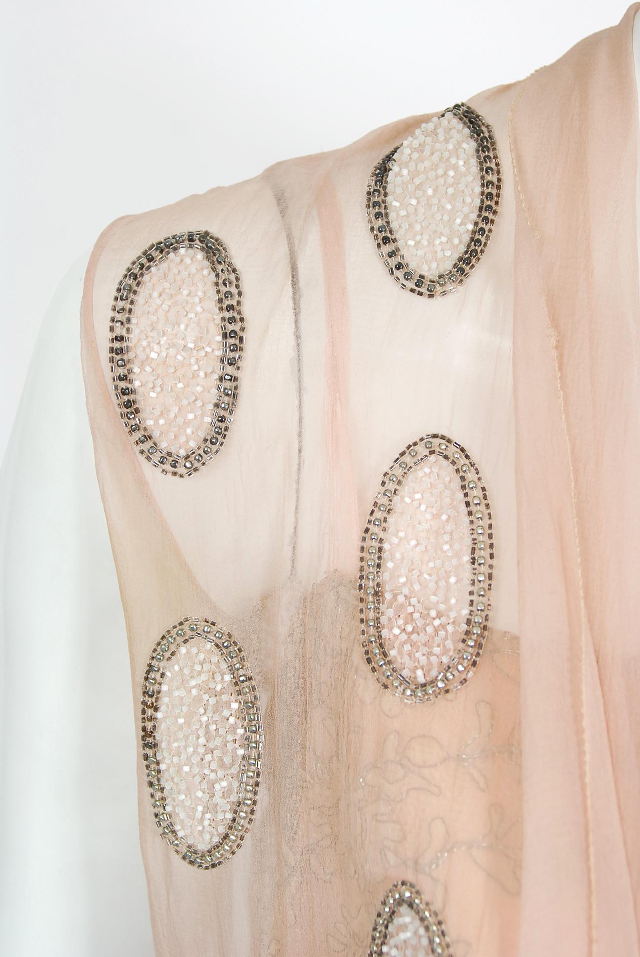 Französisches Couture Flapper-Kleid aus Seide und Chiffon mit rosa Perlen und Deko-Tupfen aus den 1920er Jahren (Beige) im Angebot