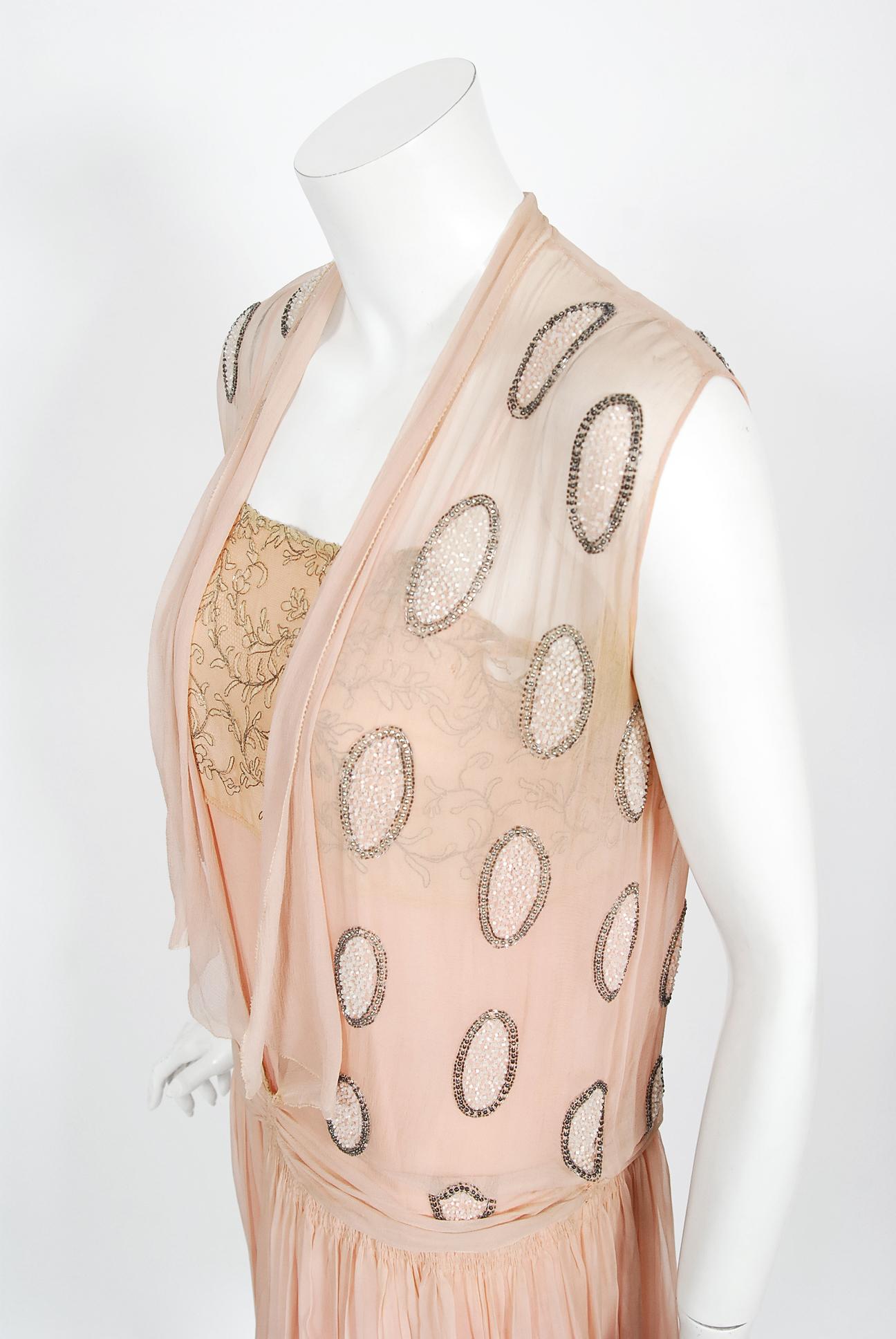Französisches Couture Flapper-Kleid aus Seide und Chiffon mit rosa Perlen und Deko-Tupfen aus den 1920er Jahren Damen im Angebot