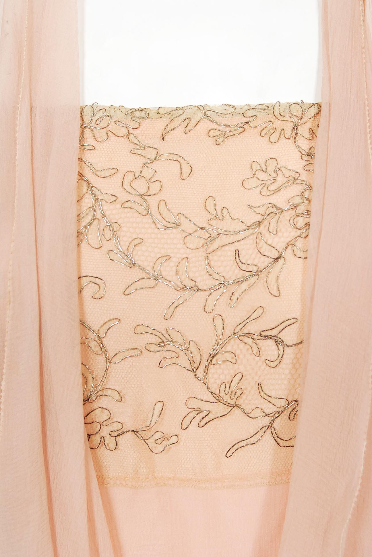 Französisches Couture Flapper-Kleid aus Seide und Chiffon mit rosa Perlen und Deko-Tupfen aus den 1920er Jahren im Angebot 1