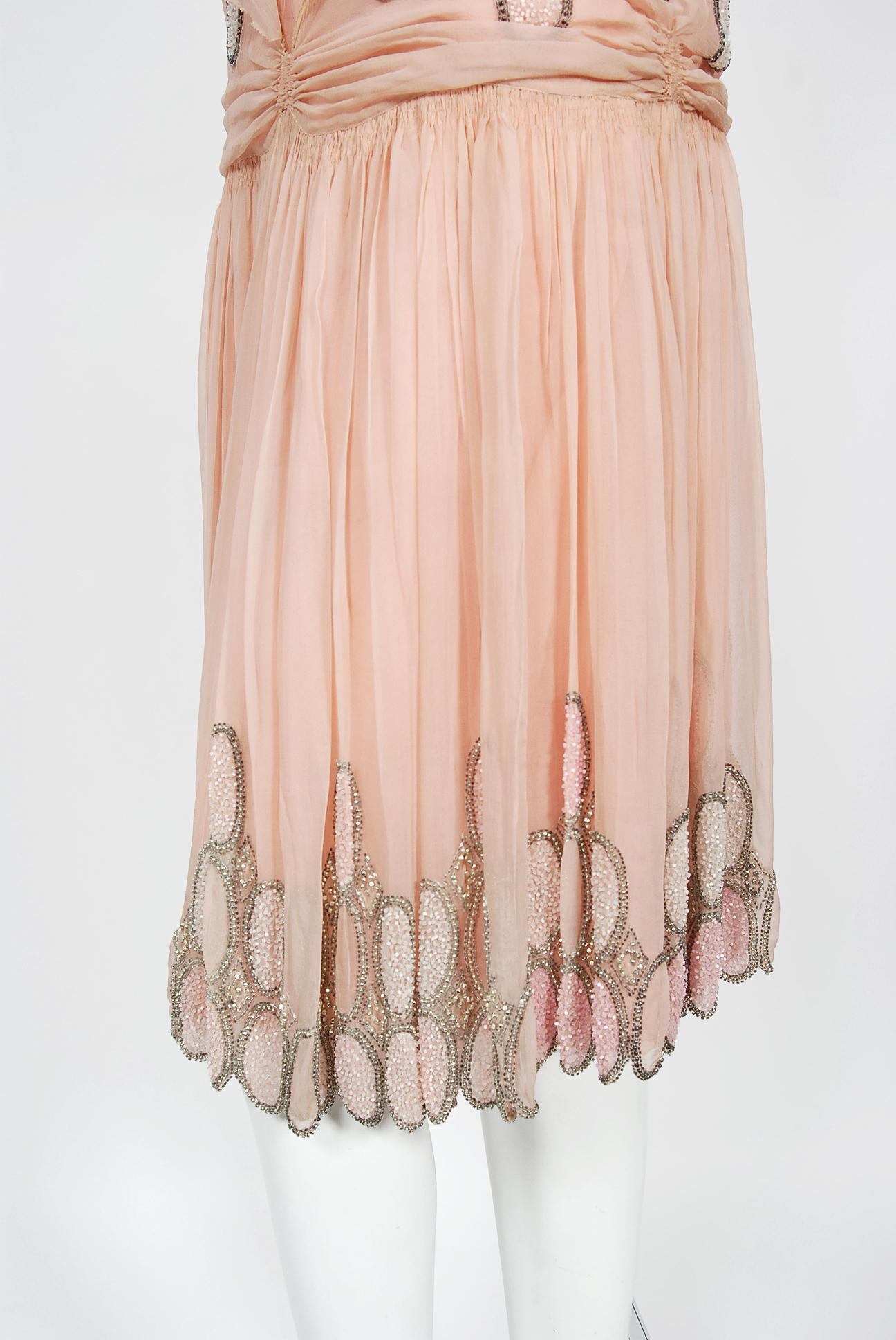 Abito da flapper in seta e chiffon degli anni '20 di French Couture rosa pallido con perline e Dot Dot Dot, che si estende per tutta la sua lunghezza 3