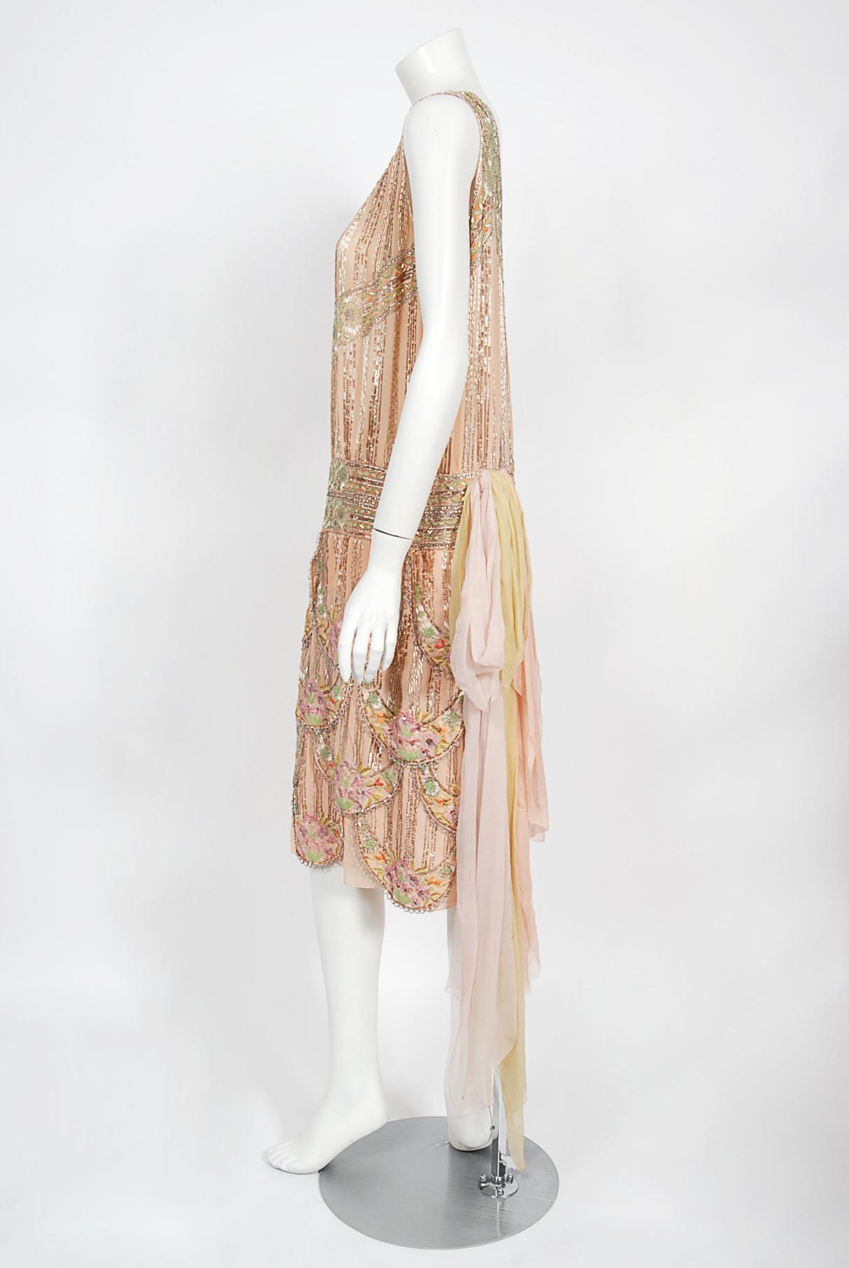 1920er Jahre Französisch Couture Perlen bestickt Blush-Pink Seide Blütenblatt Deco Flapper Kleid im Angebot 9