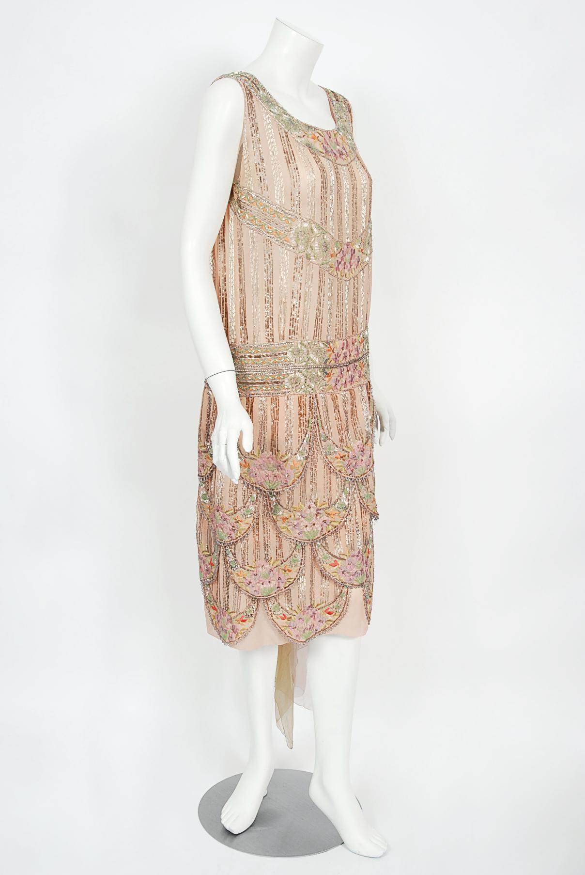 1920er Jahre Französisch Couture Perlen bestickt Blush-Pink Seide Blütenblatt Deco Flapper Kleid im Angebot 11