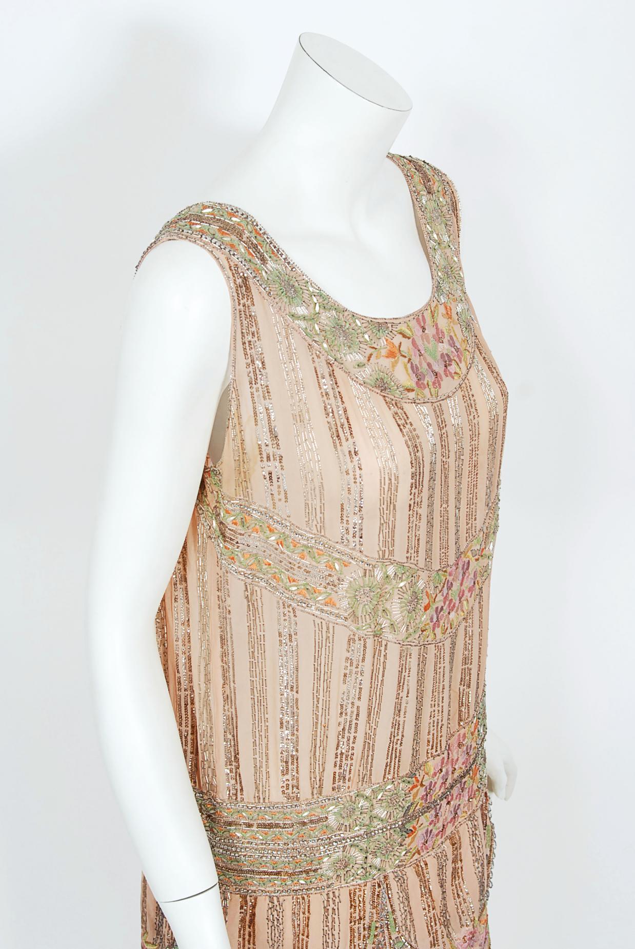 1920er Jahre Französisch Couture Perlen bestickt Blush-Pink Seide Blütenblatt Deco Flapper Kleid im Angebot 12