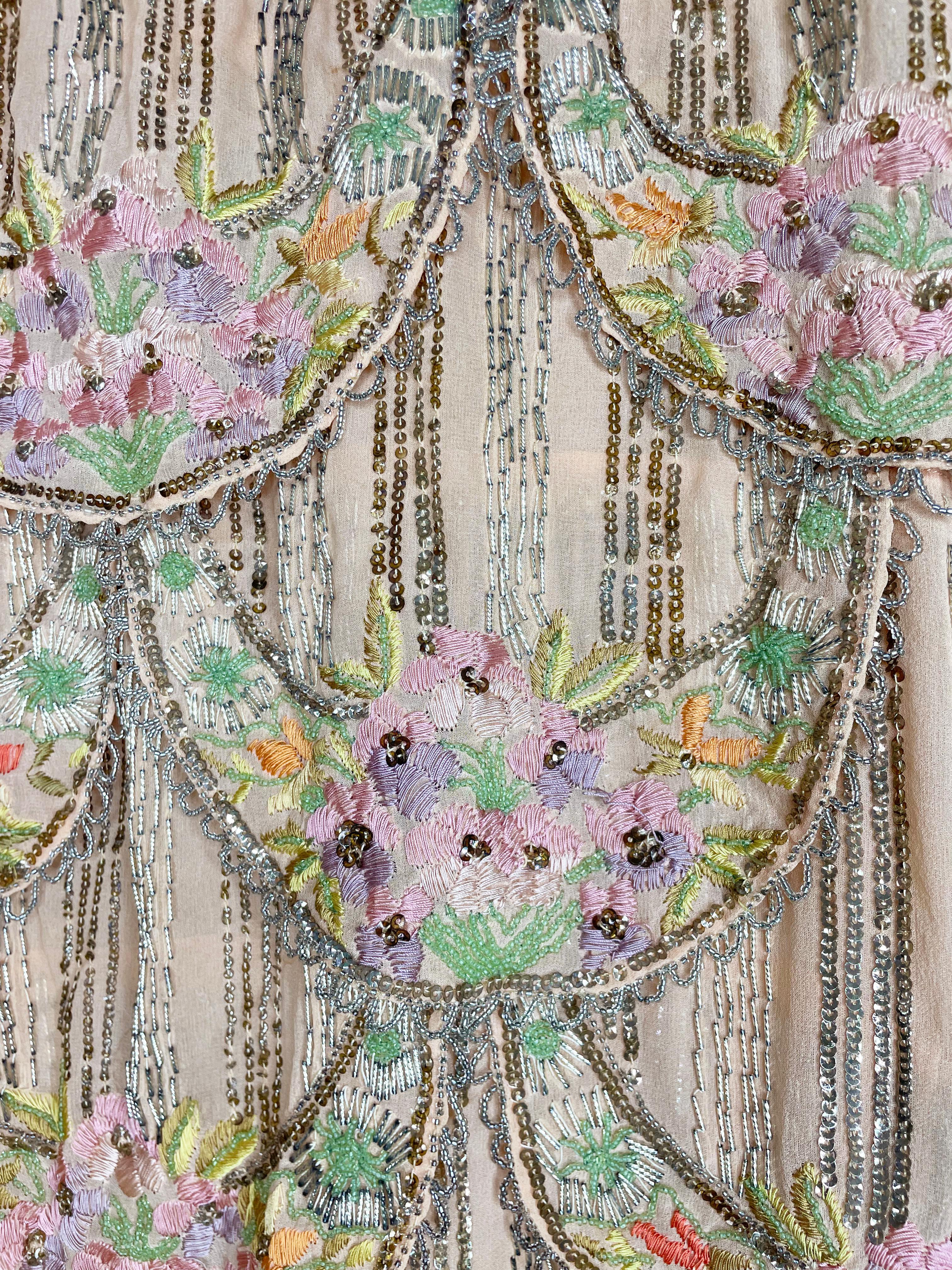 1920er Jahre Französisch Couture Perlen bestickt Blush-Pink Seide Blütenblatt Deco Flapper Kleid im Angebot 5