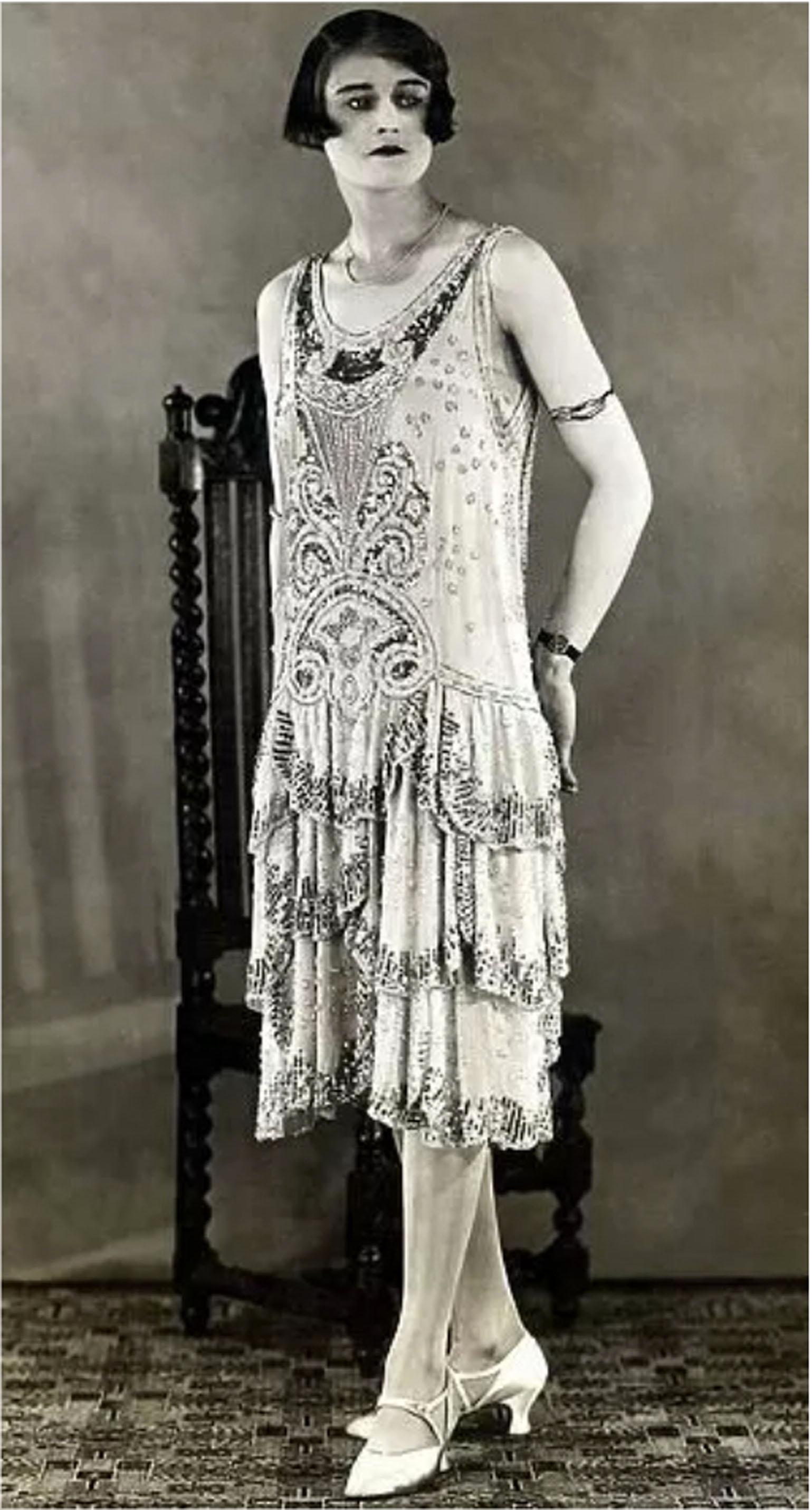1920er Jahre Französisch Couture Perlen bestickt Blush-Pink Seide Blütenblatt Deco Flapper Kleid im Angebot 16