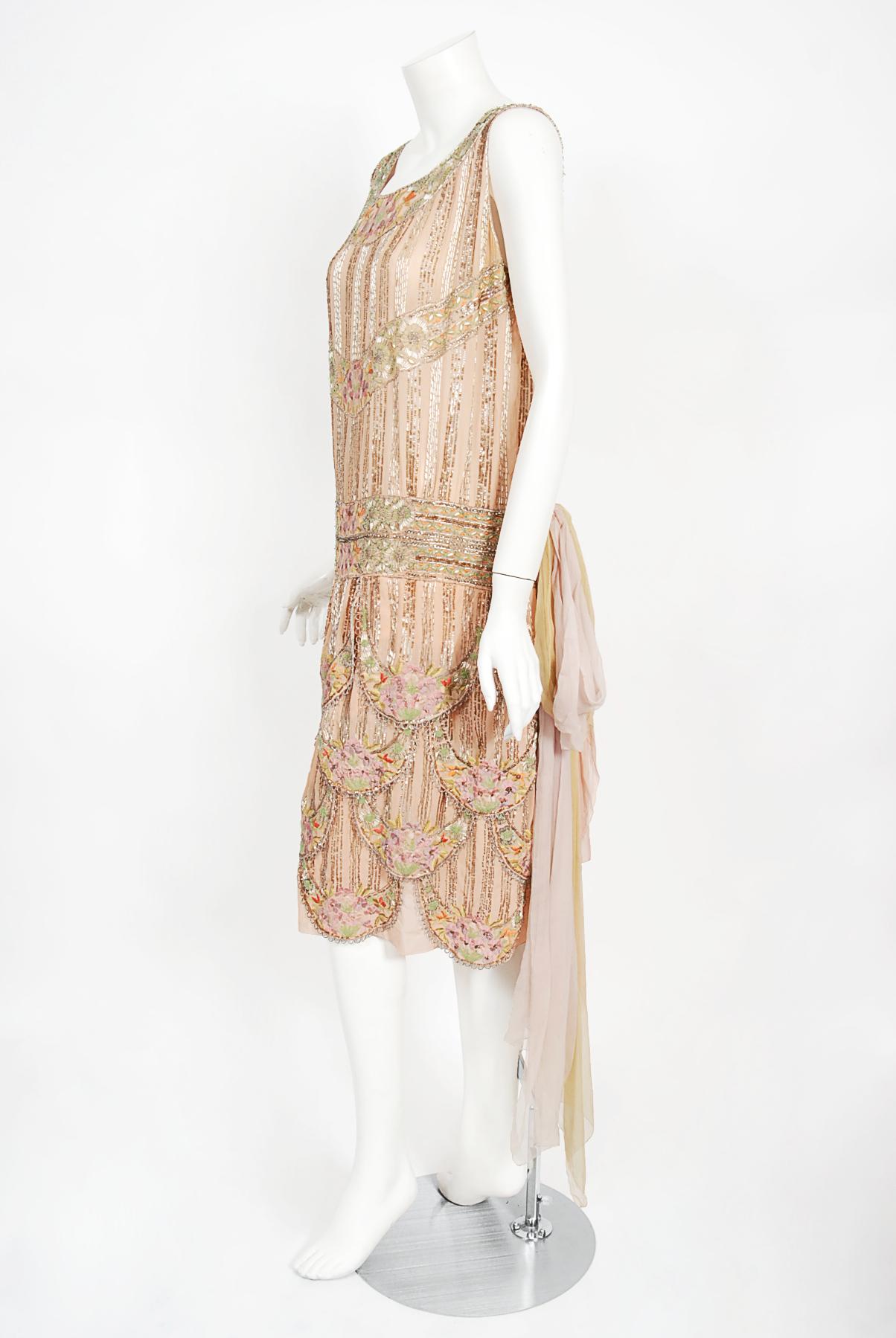 1920er Jahre Französisch Couture Perlen bestickt Blush-Pink Seide Blütenblatt Deco Flapper Kleid im Zustand „Gut“ im Angebot in Beverly Hills, CA