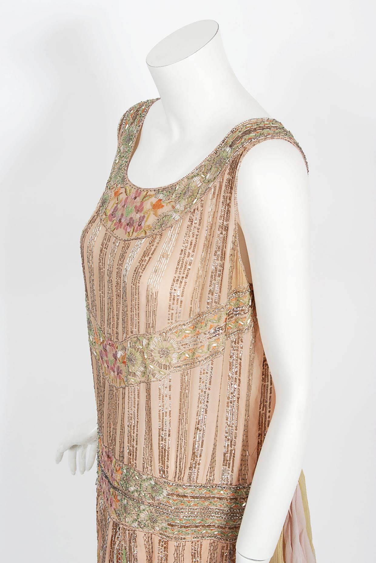 1920er Jahre Französisch Couture Perlen bestickt Blush-Pink Seide Blütenblatt Deco Flapper Kleid Damen im Angebot