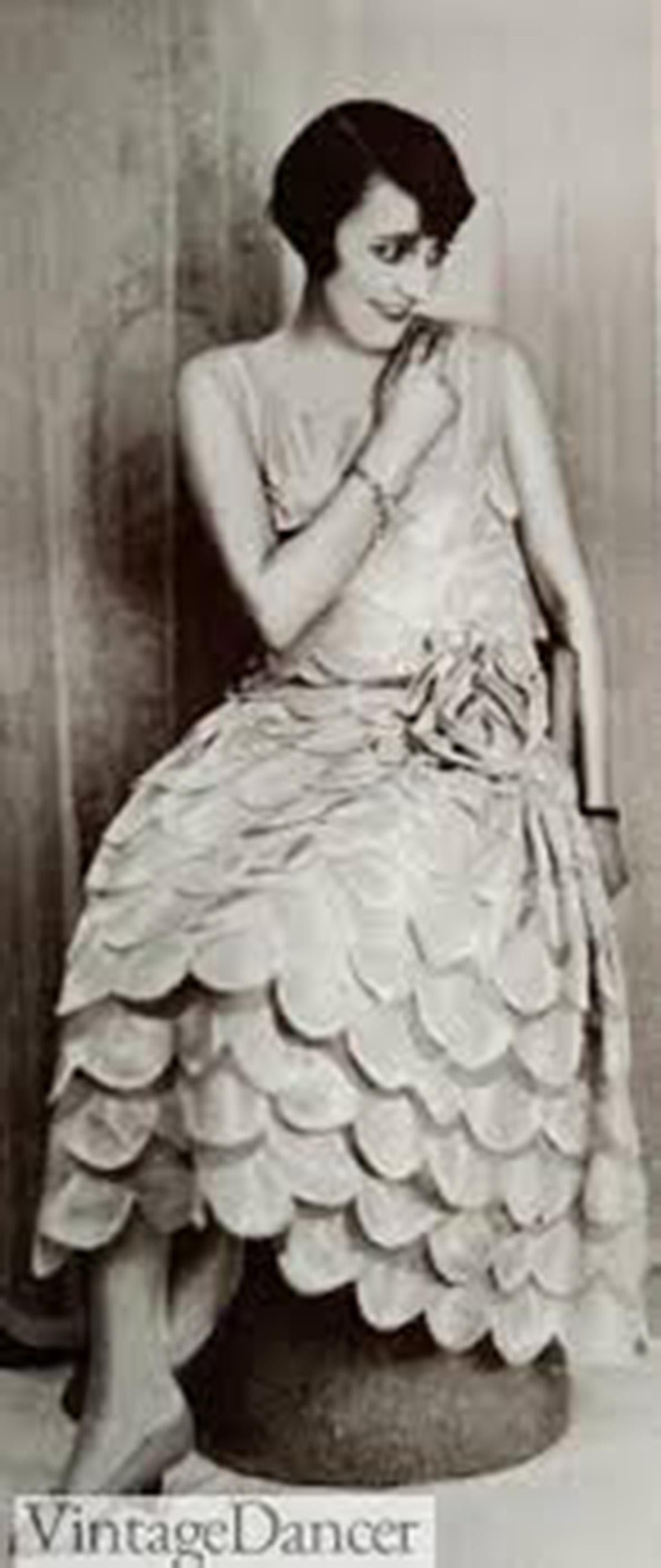 1920er Jahre Französisch Couture Perlen bestickt Blush-Pink Seide Blütenblatt Deco Flapper Kleid im Angebot 3