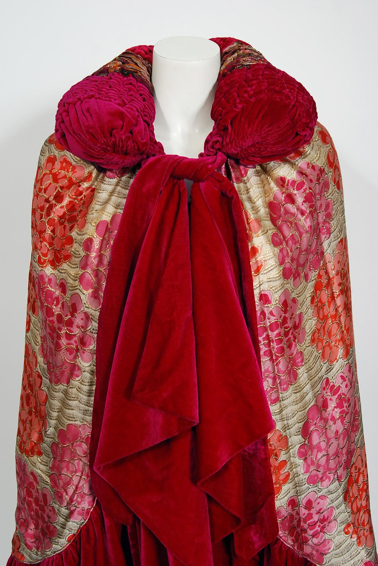 Vintage 1920's Französisch Metallic Blumendruck Lamé & Magenta Seide-Samt Deco Cape (Rot)
