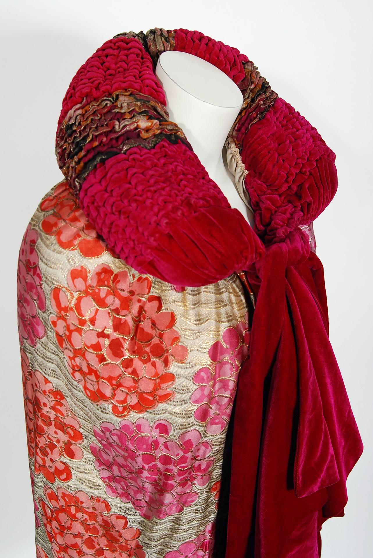 Vintage 1920's French Metallic Floral Print Lamé & Magenta Silk-Velvet Deco Cape In Good Condition In Beverly Hills, CA