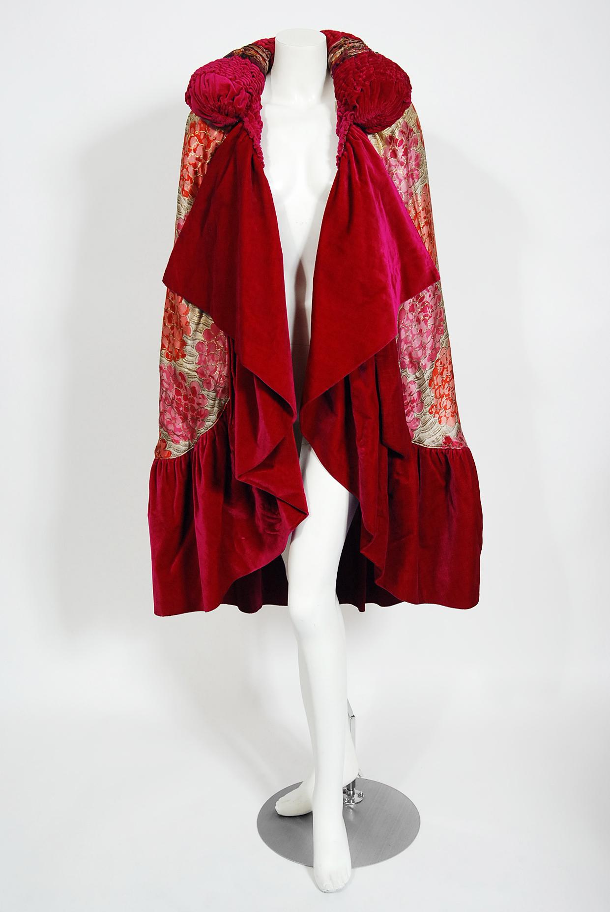 Vintage 1920's Französisch Metallic Blumendruck Lamé & Magenta Seide-Samt Deco Cape 3