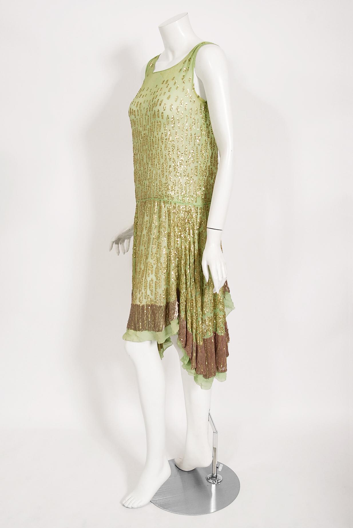 Französisches Mintgrünes, perlenbesetztes, drapiertes Flapper-Kleid aus Seidenchiffon mit Pailletten aus den 1920er Jahren (Beige) im Angebot