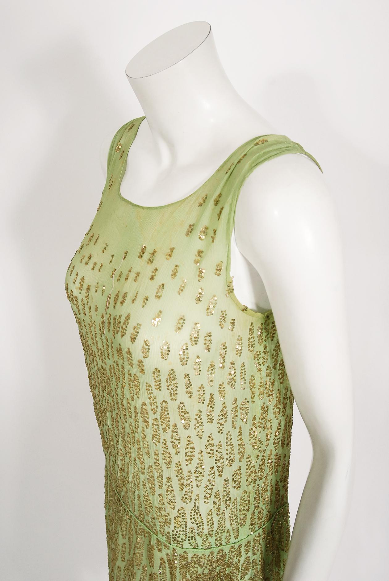 Französisches Mintgrünes, perlenbesetztes, drapiertes Flapper-Kleid aus Seidenchiffon mit Pailletten aus den 1920er Jahren im Zustand „Gut“ im Angebot in Beverly Hills, CA