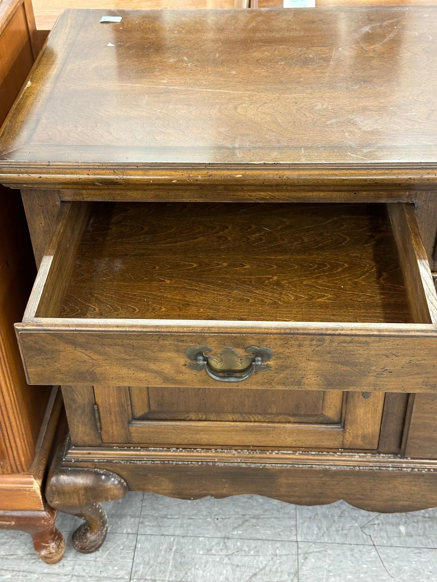 Si tratta di un'ampia toilette bassa in olmo o mogano in stile georgiano.
Di gusto inglese, inizio XX secolo
Il piano rettangolare con bordo modanato sovrasta una cassa corrispondente dotata di tre cassetti corti e poco profondi, una pila di due