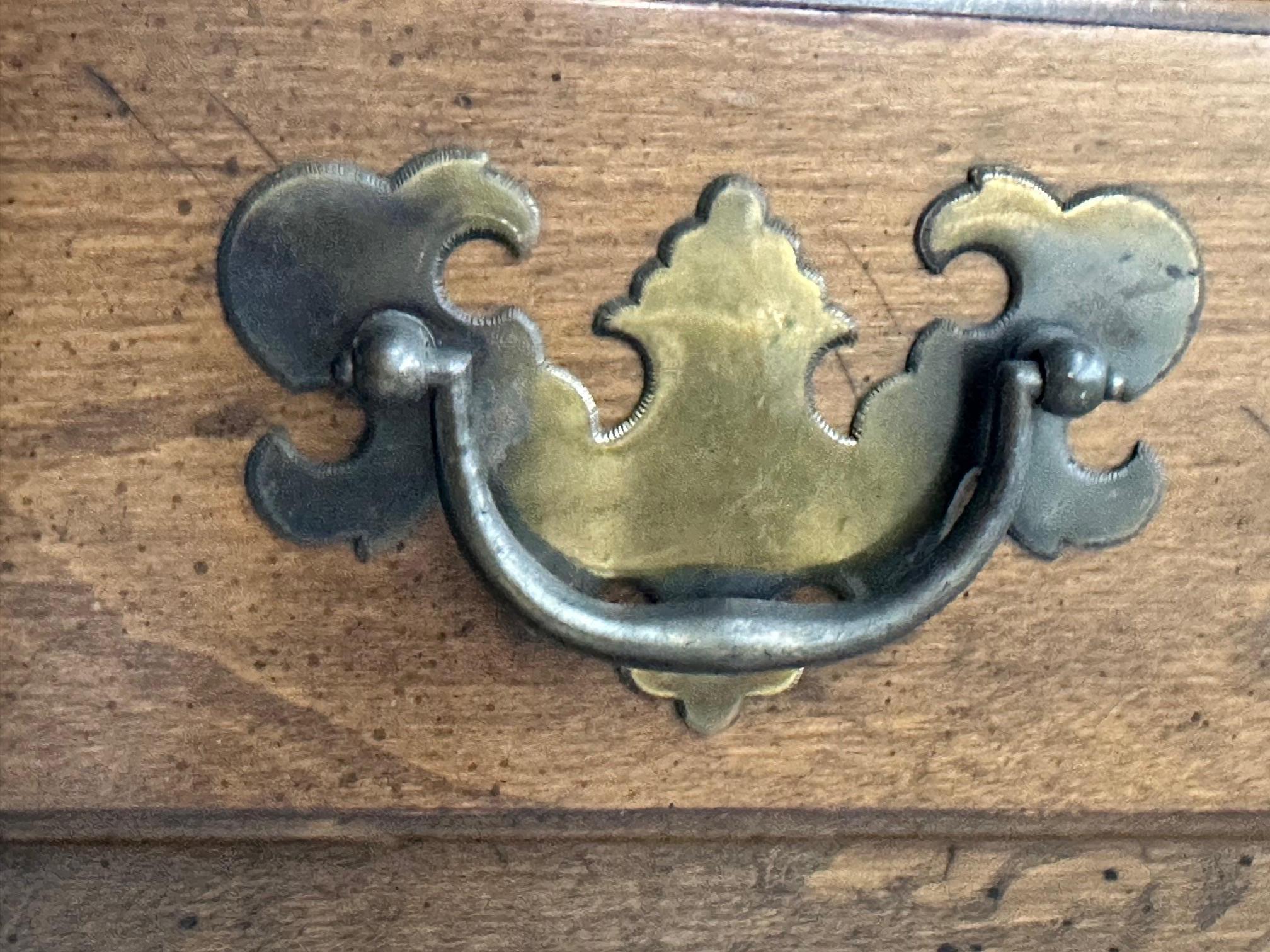 Commode georgiano d'epoca in mogano degli anni '20 con tiretti a pipistrello In condizioni buone in vendita a Lomita, CA
