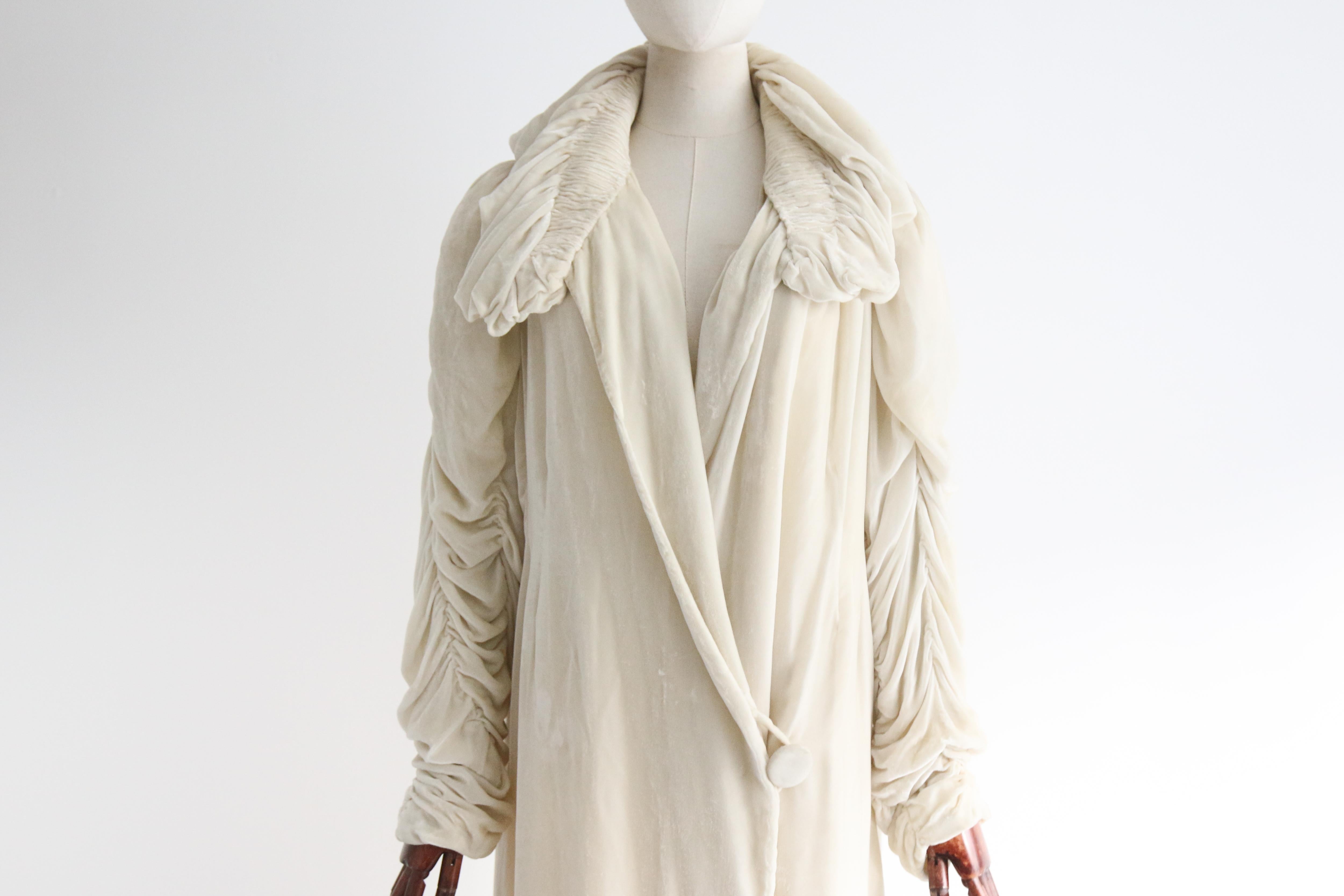 Vintage 1920's Ivory Silk Velvet Pleated Coat UK 14-16 US 10-12 In Fair Condition In Cheltenham, GB