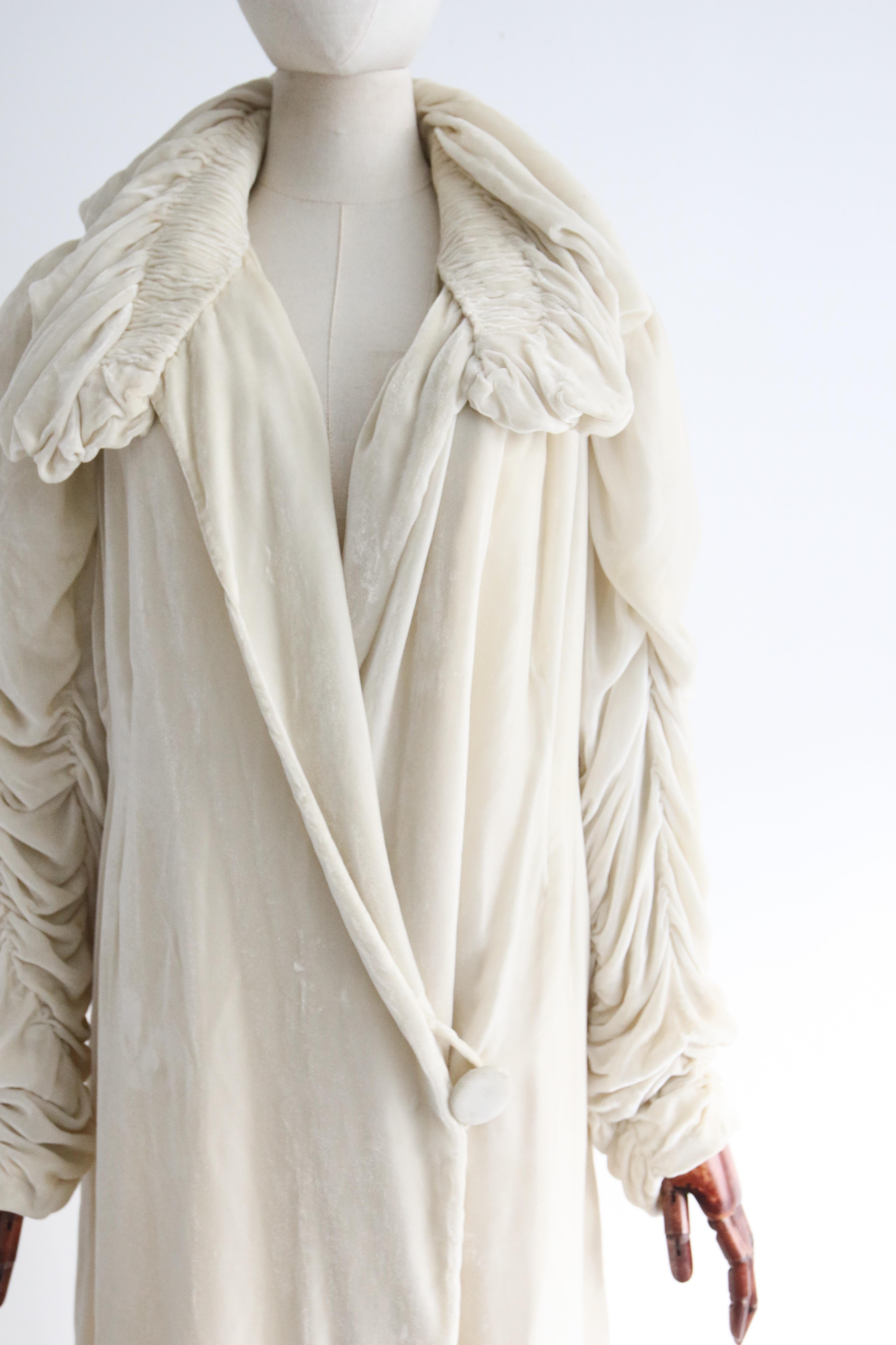 Women's Vintage 1920's Ivory Silk Velvet Pleated Coat UK 14-16 US 10-12