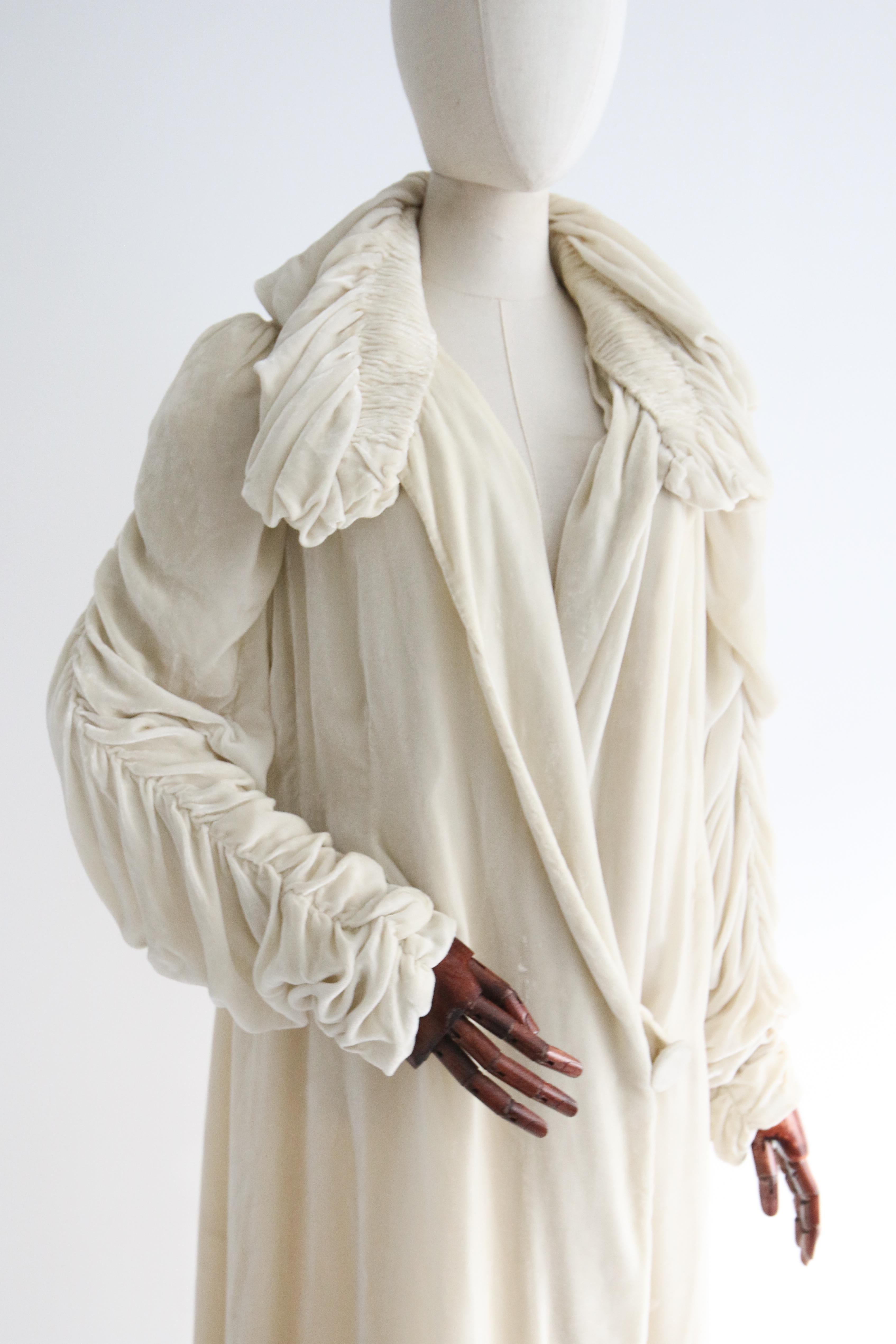 Vintage 1920's Ivory Silk Velvet Pleated Coat UK 14-16 US 10-12 2