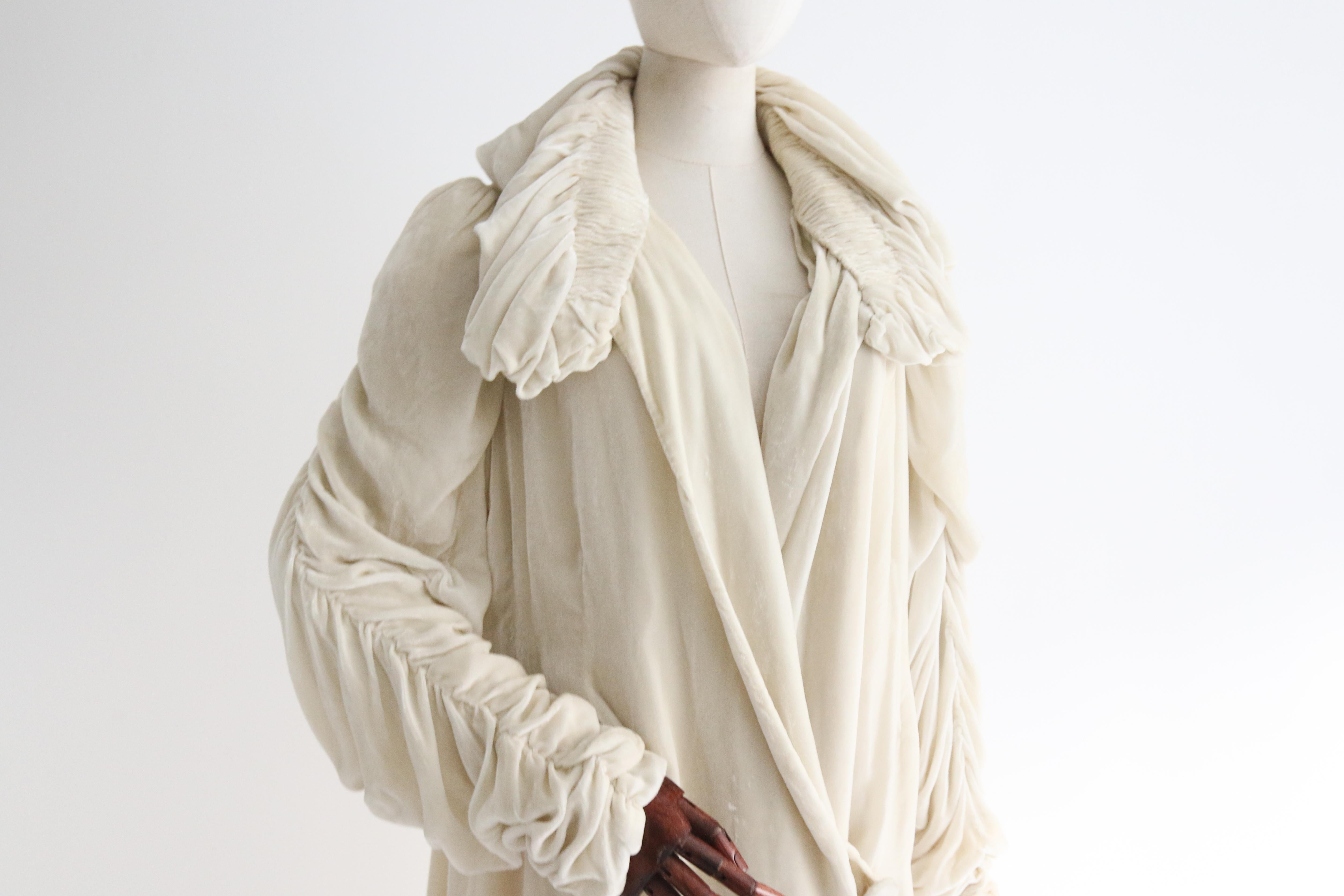 Vintage 1920's Ivory Silk Velvet Pleated Coat UK 14-16 US 10-12 3
