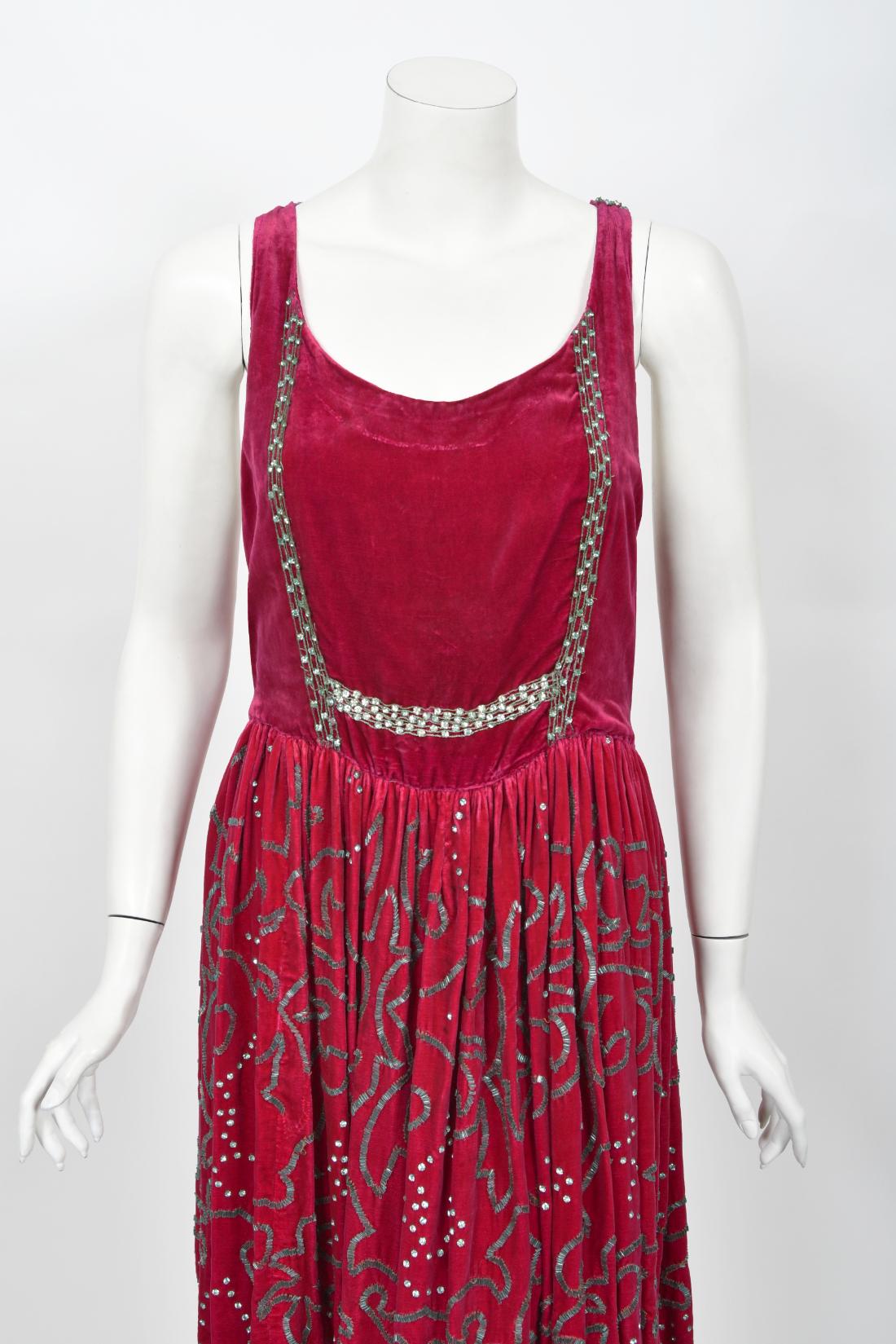 Vintage 1920's Magenta Pink Beaded & Rhinestone Silk-Velvet Flapper Deco Dress  In Good Condition For Sale In Beverly Hills, CA