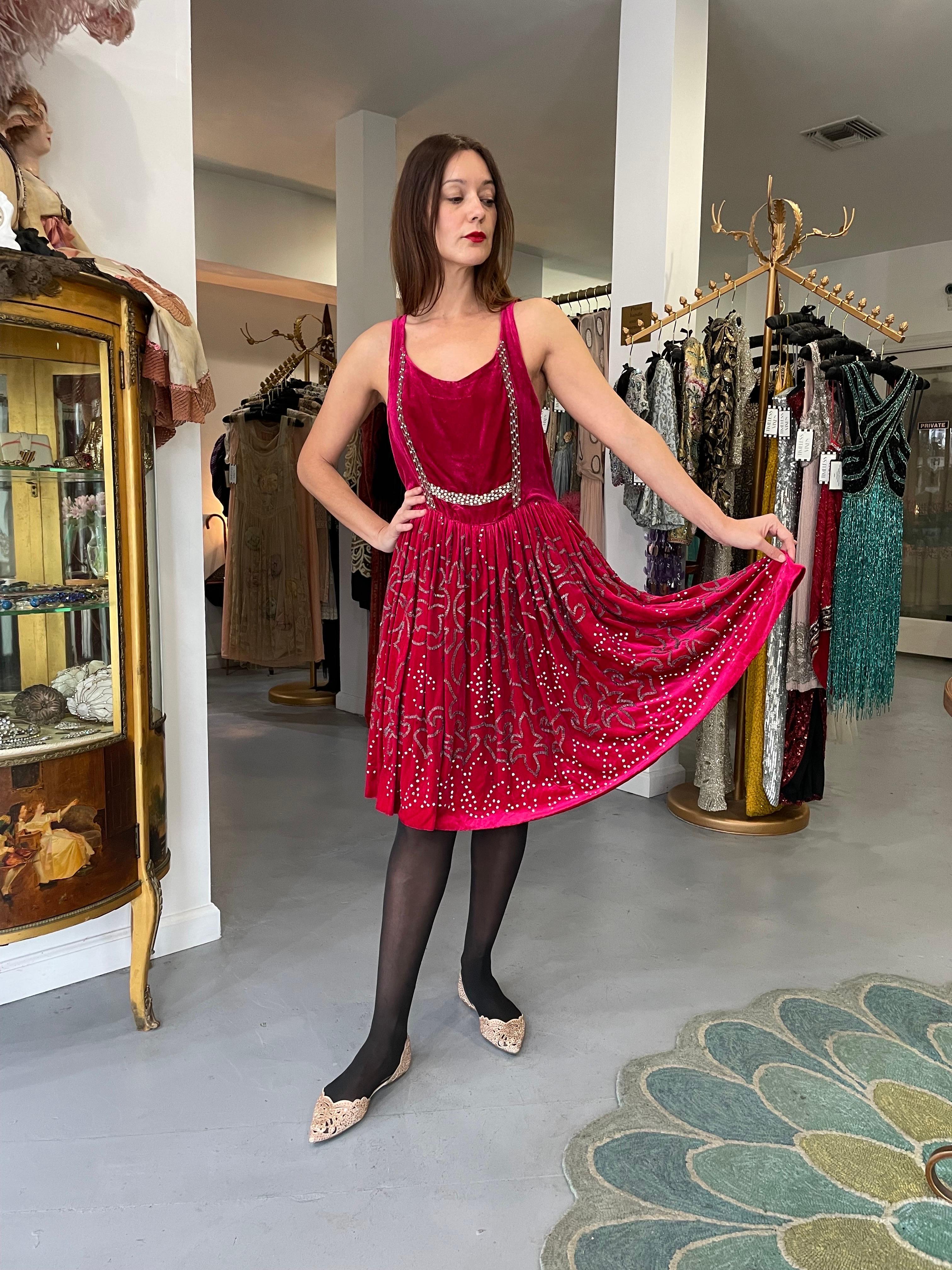 Vintage 1920's Magenta Rosa Perlen & Strass Seide-Samt Flapper Deko Kleid  im Angebot 1