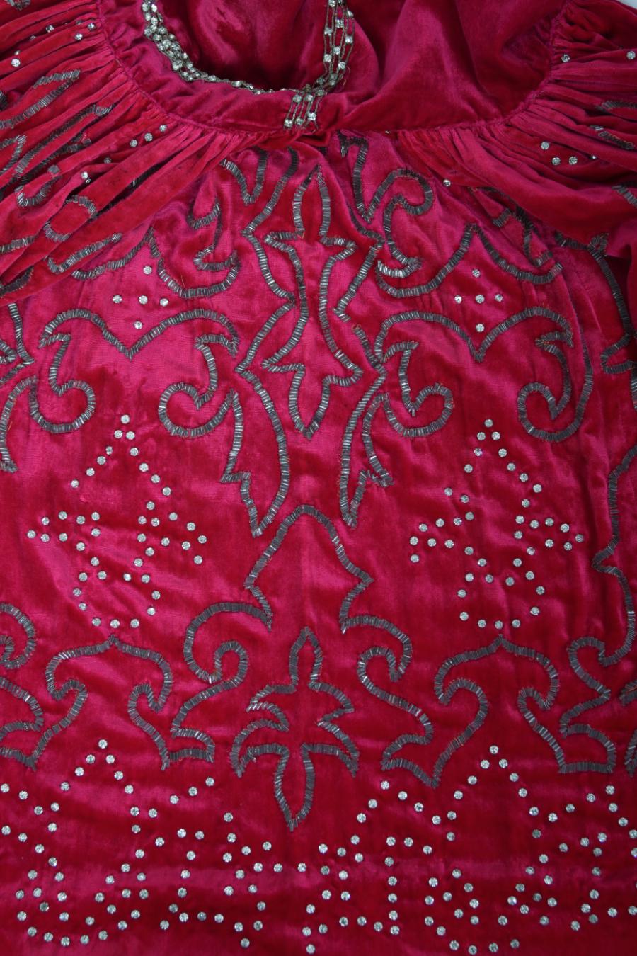 Vintage 1920's Magenta Pink Beaded & Rhinestone Silk-Velvet Flapper Deco Dress  For Sale 3