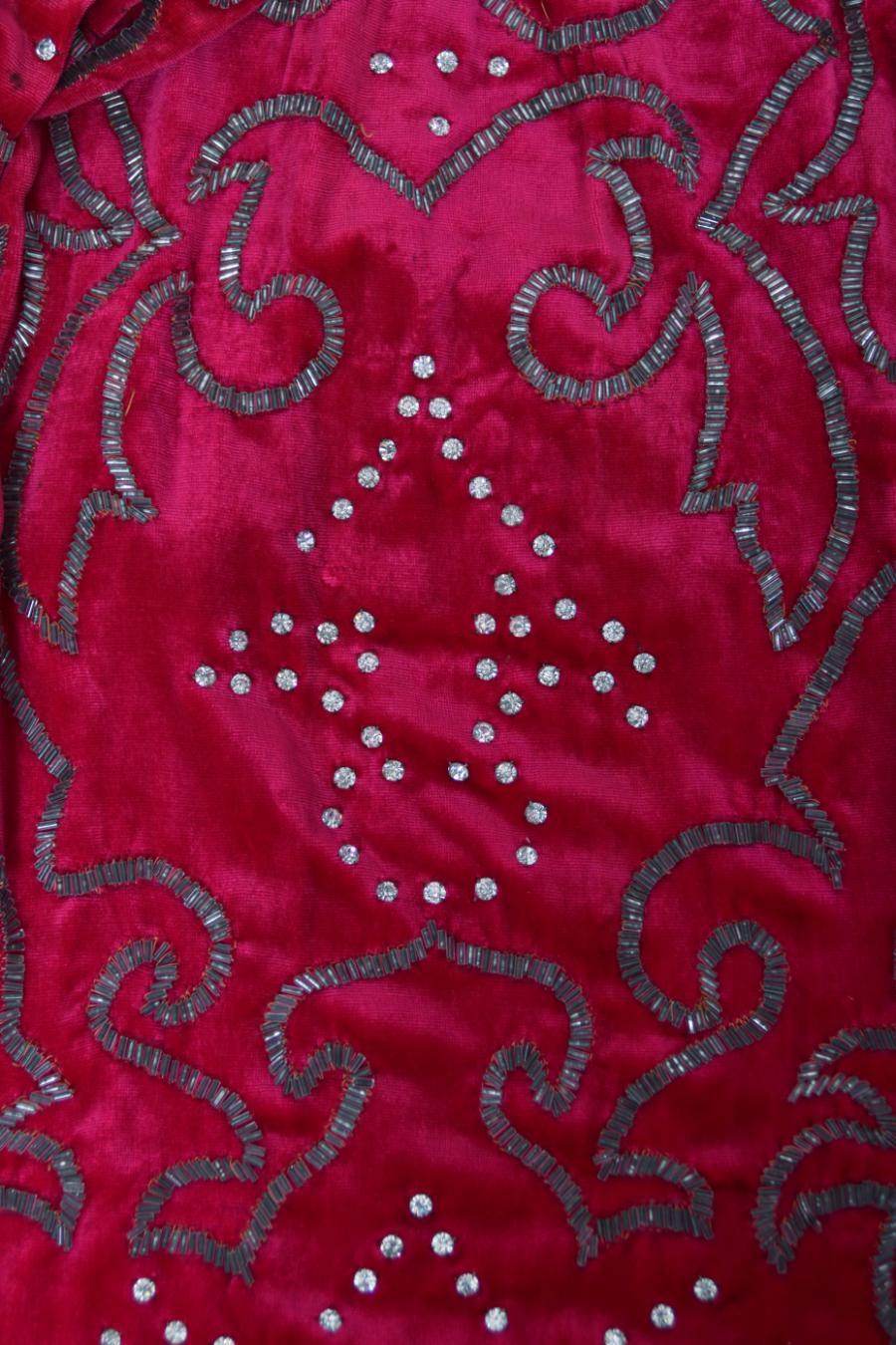 Robe de soirée vintage des années 1920 rose magenta perlée et strass en velours de soie  en vente 3