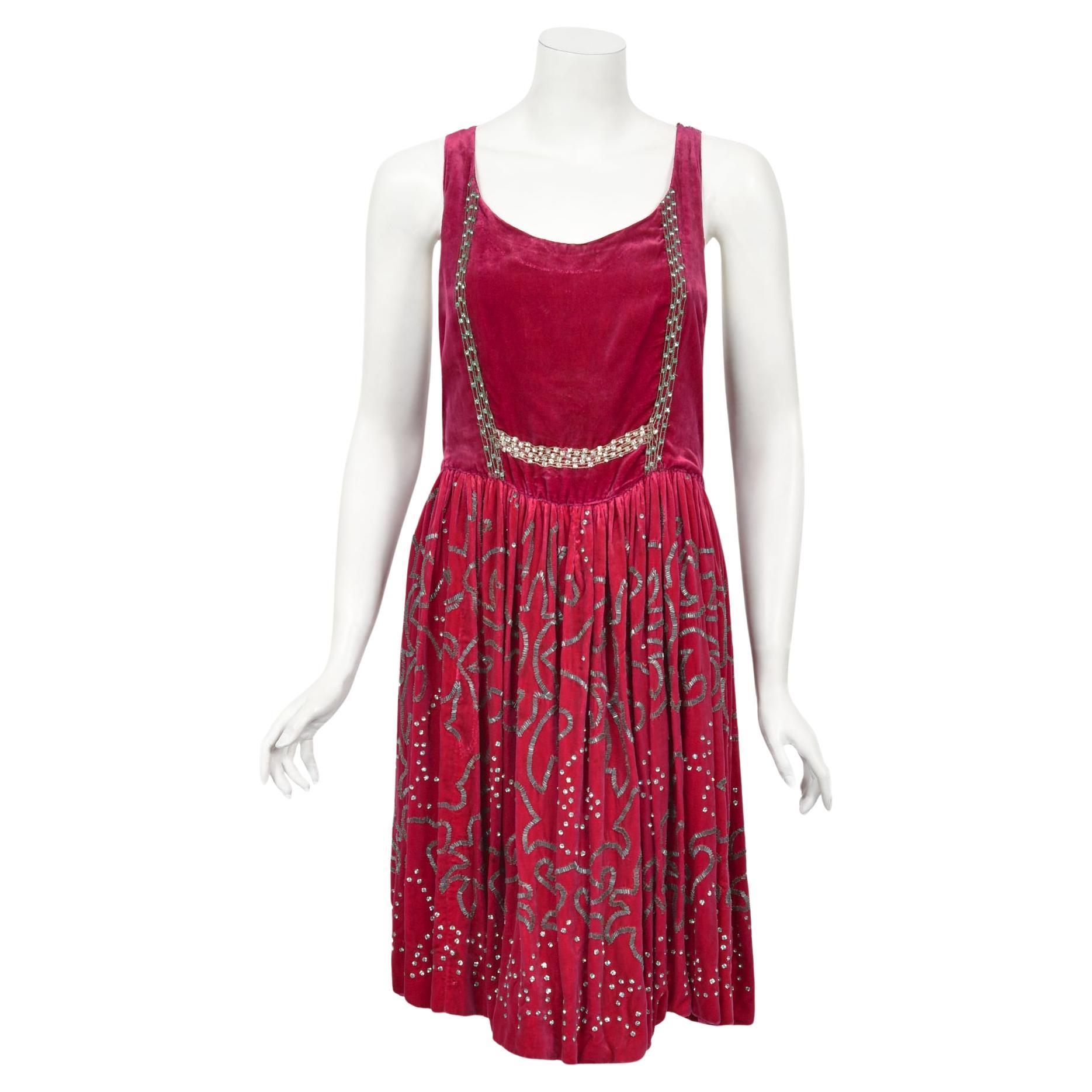 Robe de soirée vintage des années 1920 rose magenta perlée et strass en velours de soie  en vente