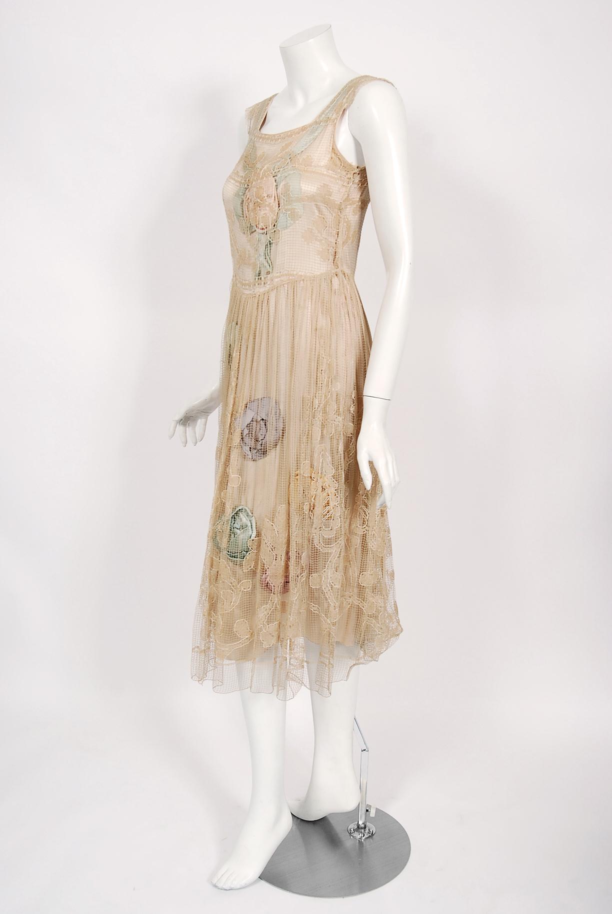 Vintage 1920er Martha Weathered Couture Pastellfarbenes Seiden-Rosettes Filet-Spitzenkleid, Vintage (Beige) im Angebot