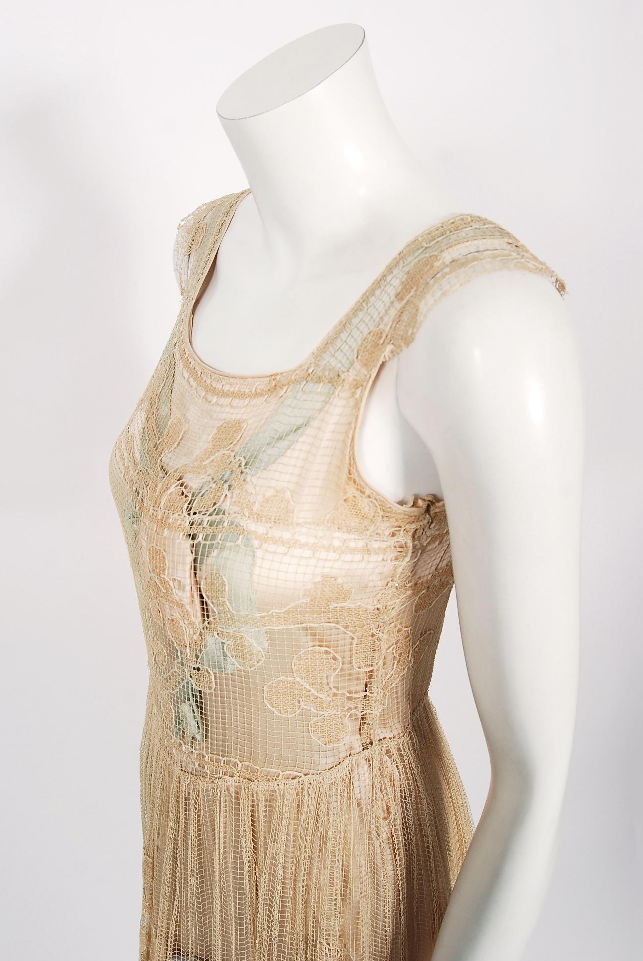 Martha Weathered Couture Robe vintage en dentelle et rosettes de soie pastel des années 1920 Pour femmes en vente