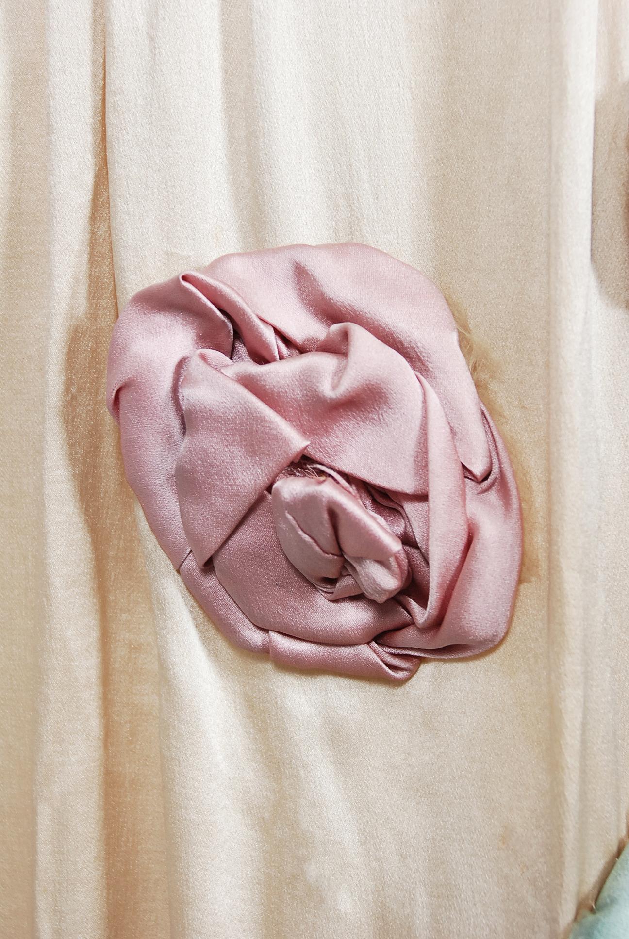 Martha Weathered Couture Robe vintage en dentelle et rosettes de soie pastel des années 1920 en vente 3