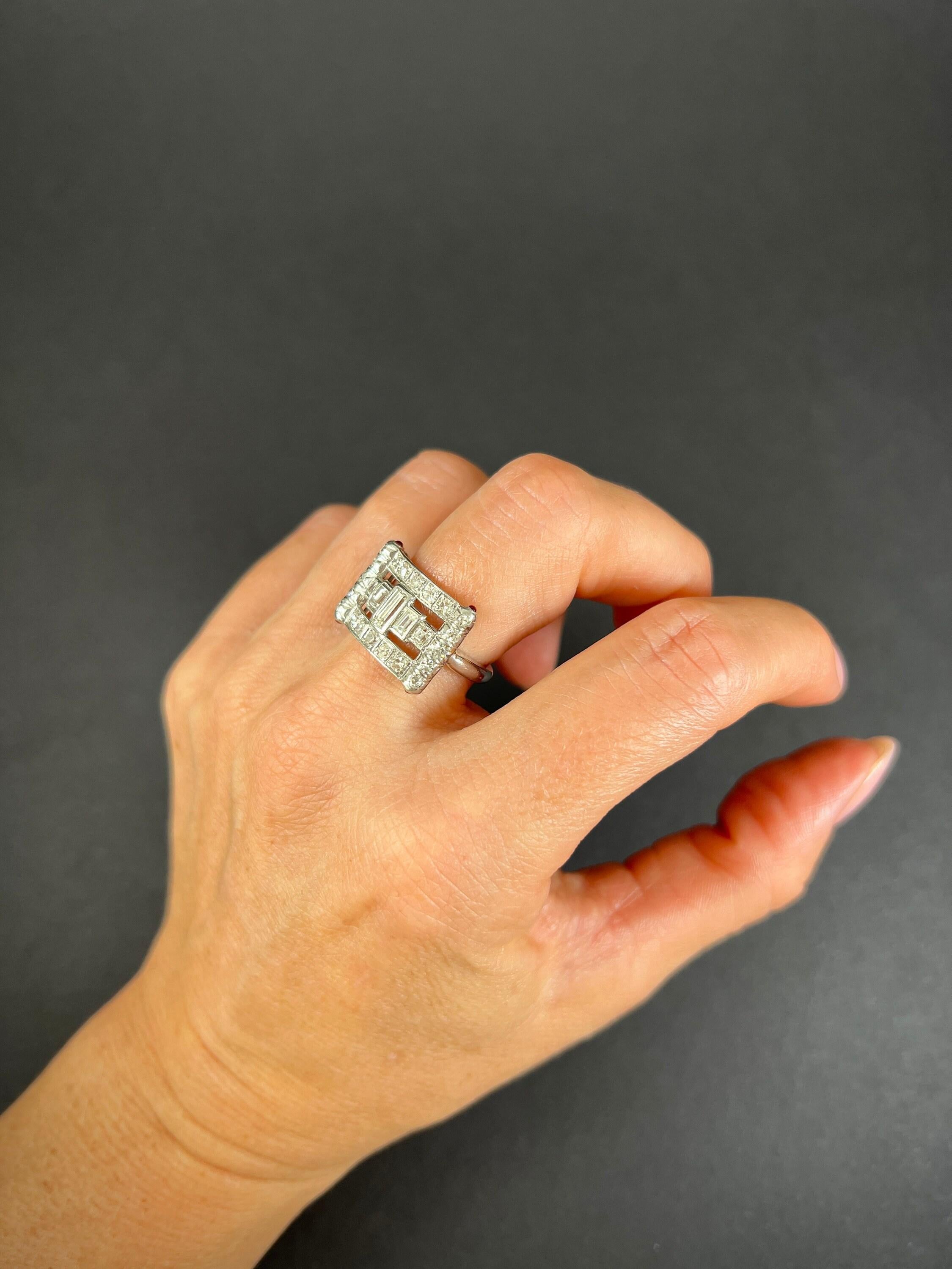 Vintage 1920er Jahre Platin gestempelt, Diamant & Rubin Schnalle Stil Cocktail-Ring (Baguetteschliff) im Angebot